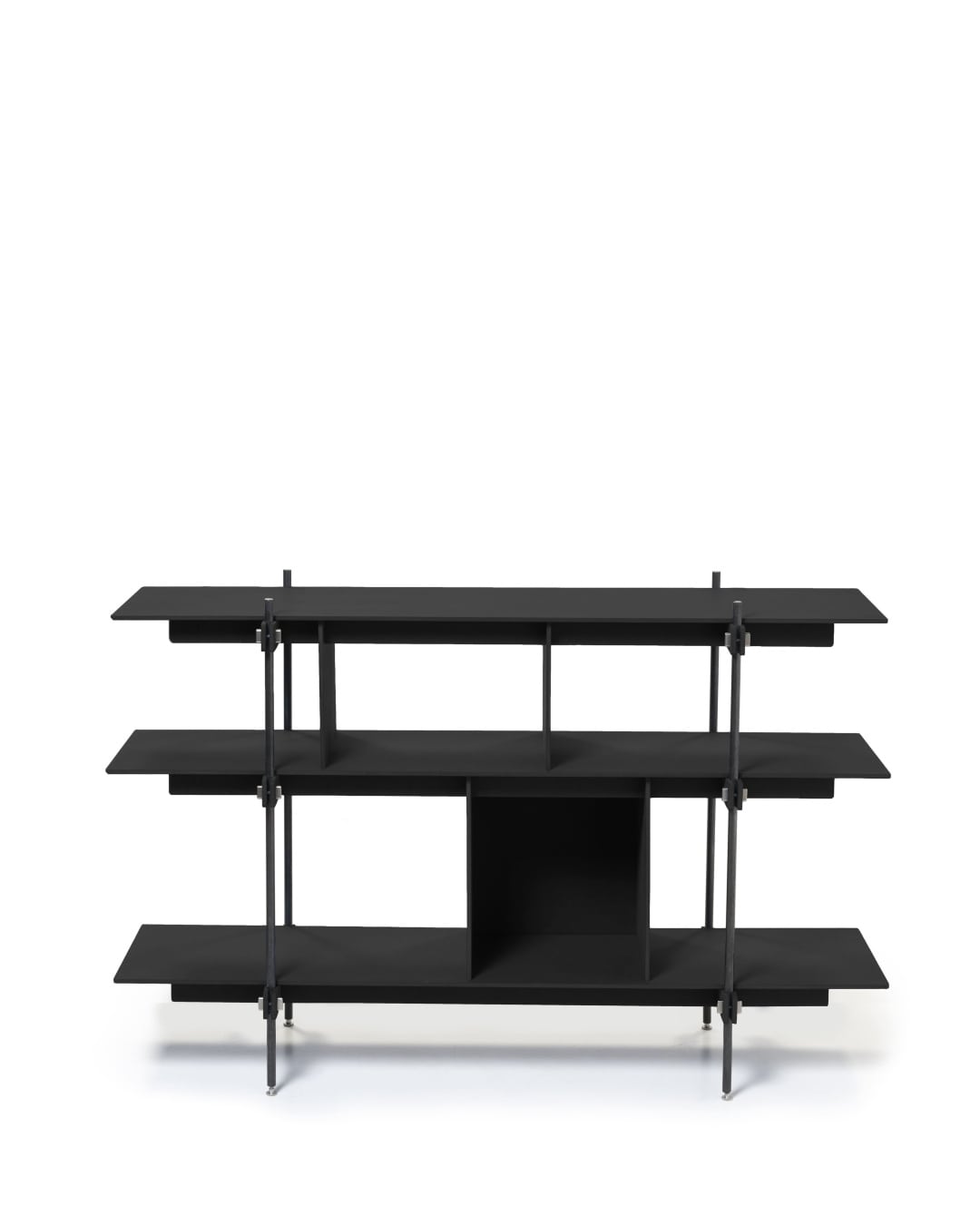 Schwarzes Design Regal mit offenen Fächern und Holzplatten, Regal Stahl anthrazit mit Regal mit Türen.