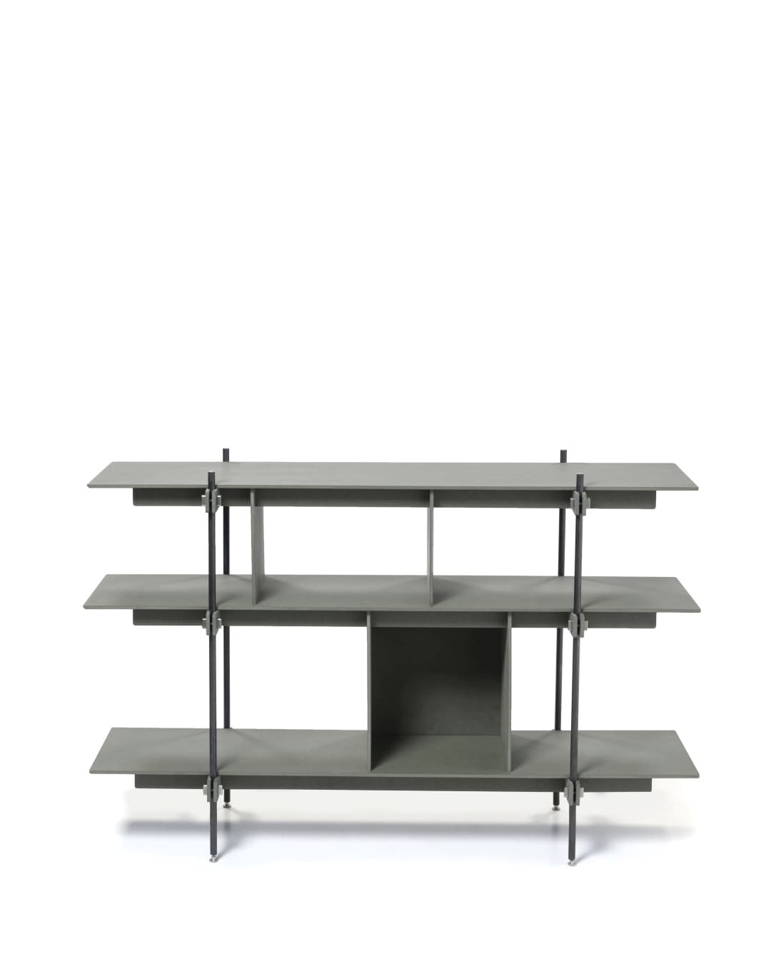Offenes Design Regal mit grauem Holz und anthrazitfarbenem Stahlgestell, Regal mit Türen und dreistöckiges Regalsystem Holz.