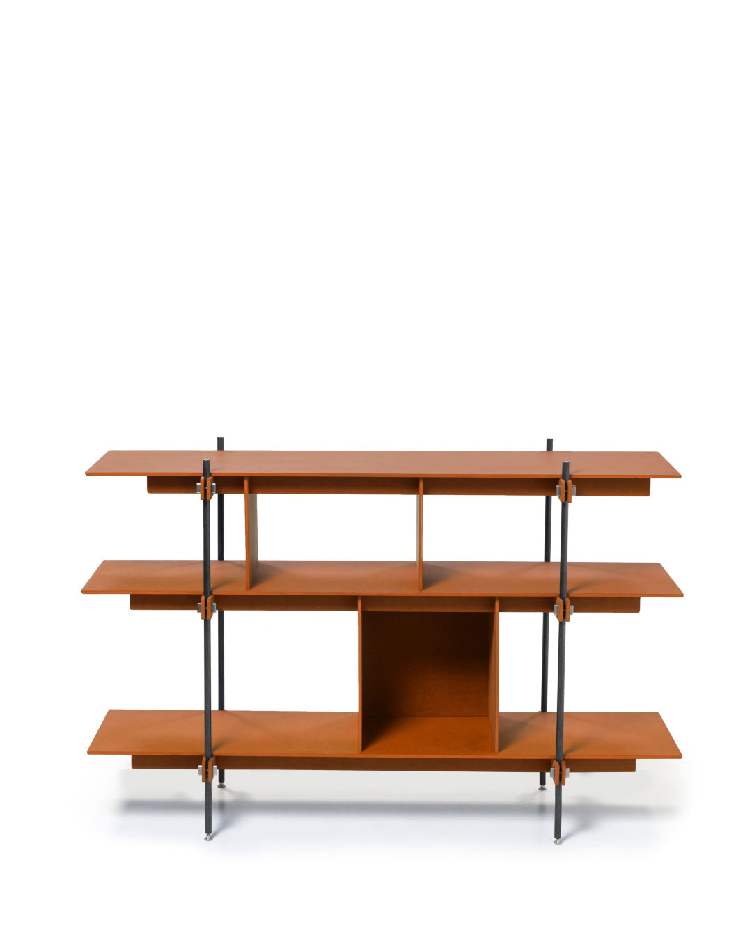 Offenes design regal aus holz mit stahlrahmen und offenen fächern in orange