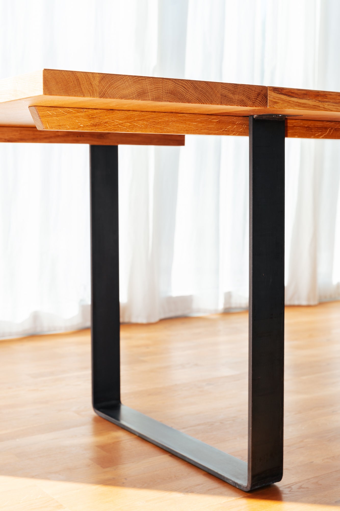 Esstisch Holz mit massiver Tischplatte und schwarzem Metallgestell, Holztisch Freiburg, Tischplatte nach Maß, Schreibtisch.