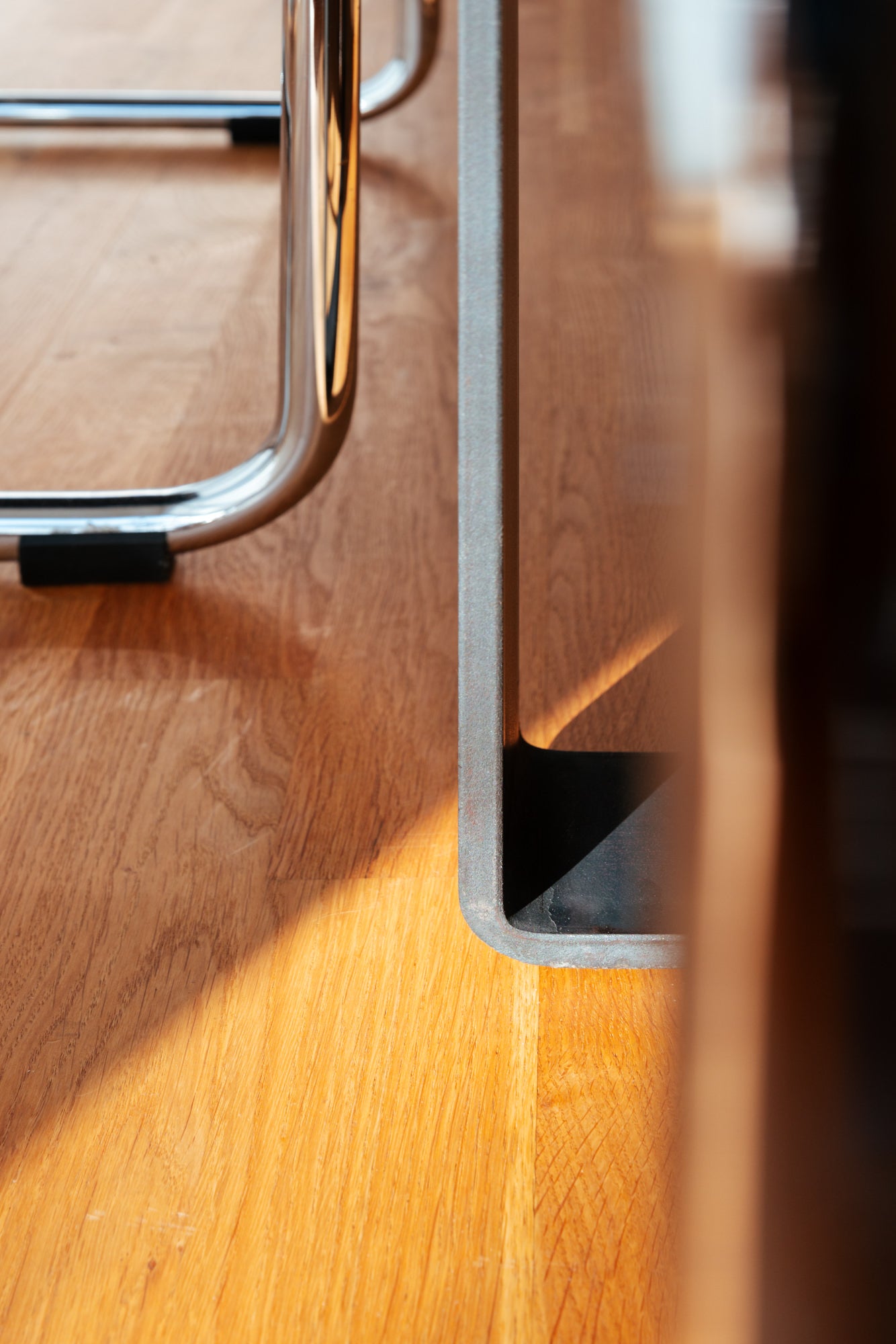 Massiver Esstisch Holz mit glatter Tischplatte nach Maß und moderner Kantenverarbeitung, Holztisch Freiburg Design.