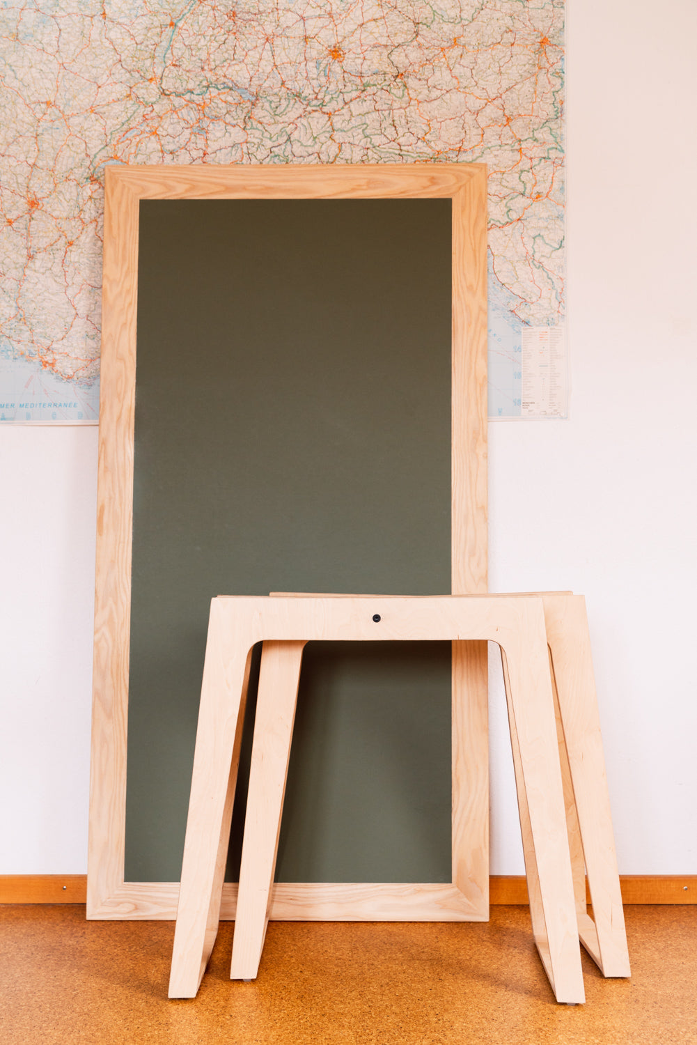 Esstisch Holz mit massiver, individueller Tischplatte nach Maß in schlichtem Design, Holztisch Freiburg.