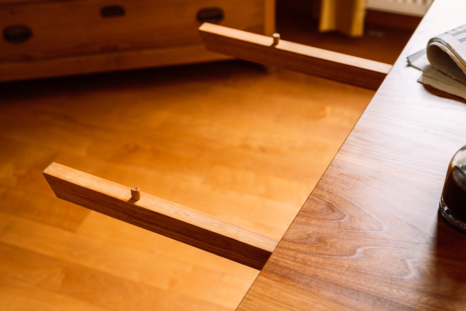 Esstisch Holz mit ausziehbarer Tischplatte, massiver Holztisch aus Freiburg, Schrebtisch Holz mit Tischplatte nach Maß.
