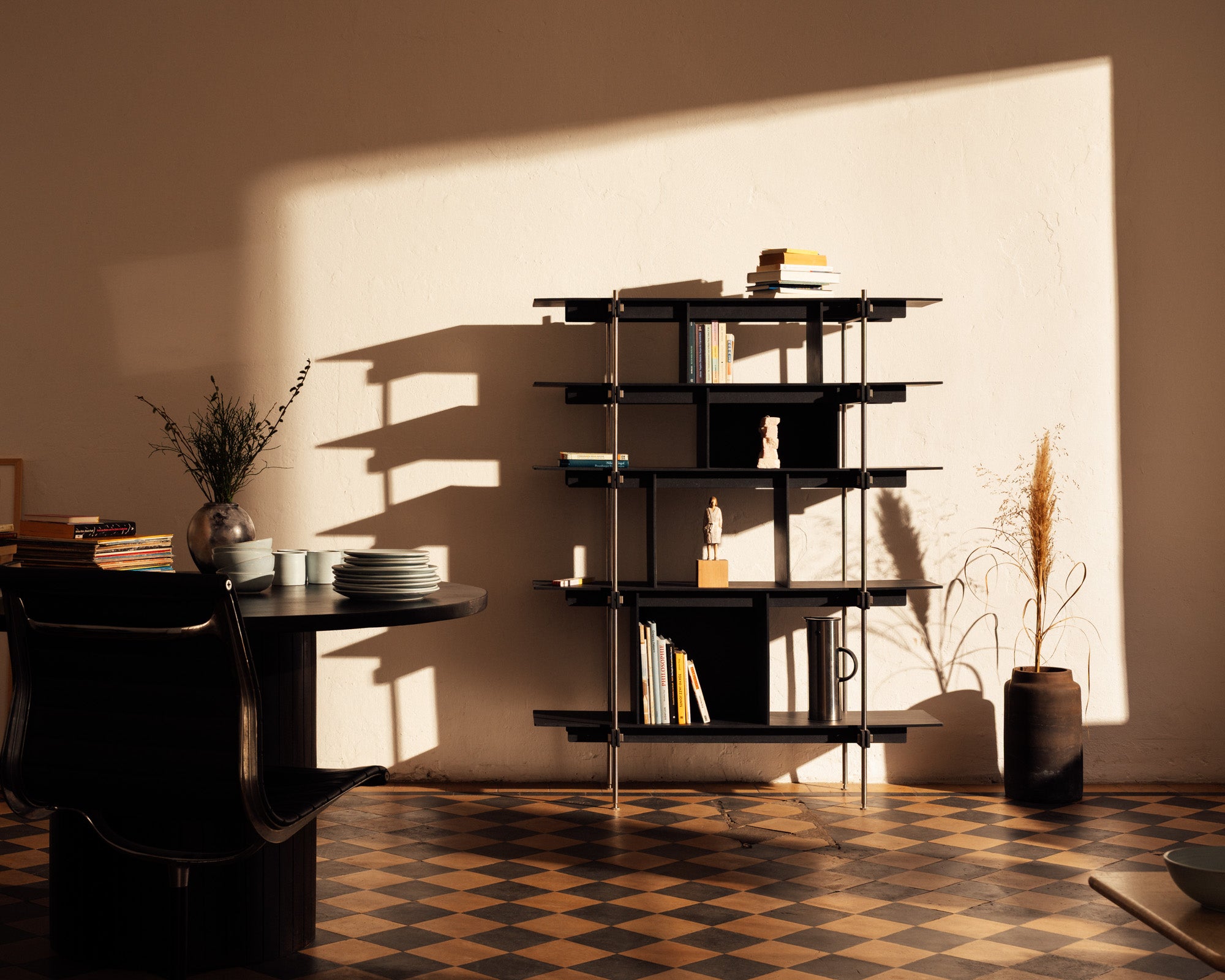 Offenes Design Regal aus schwarzem Stahl mit Holzablagen, vier Ebenen, minimalistisch und modern.