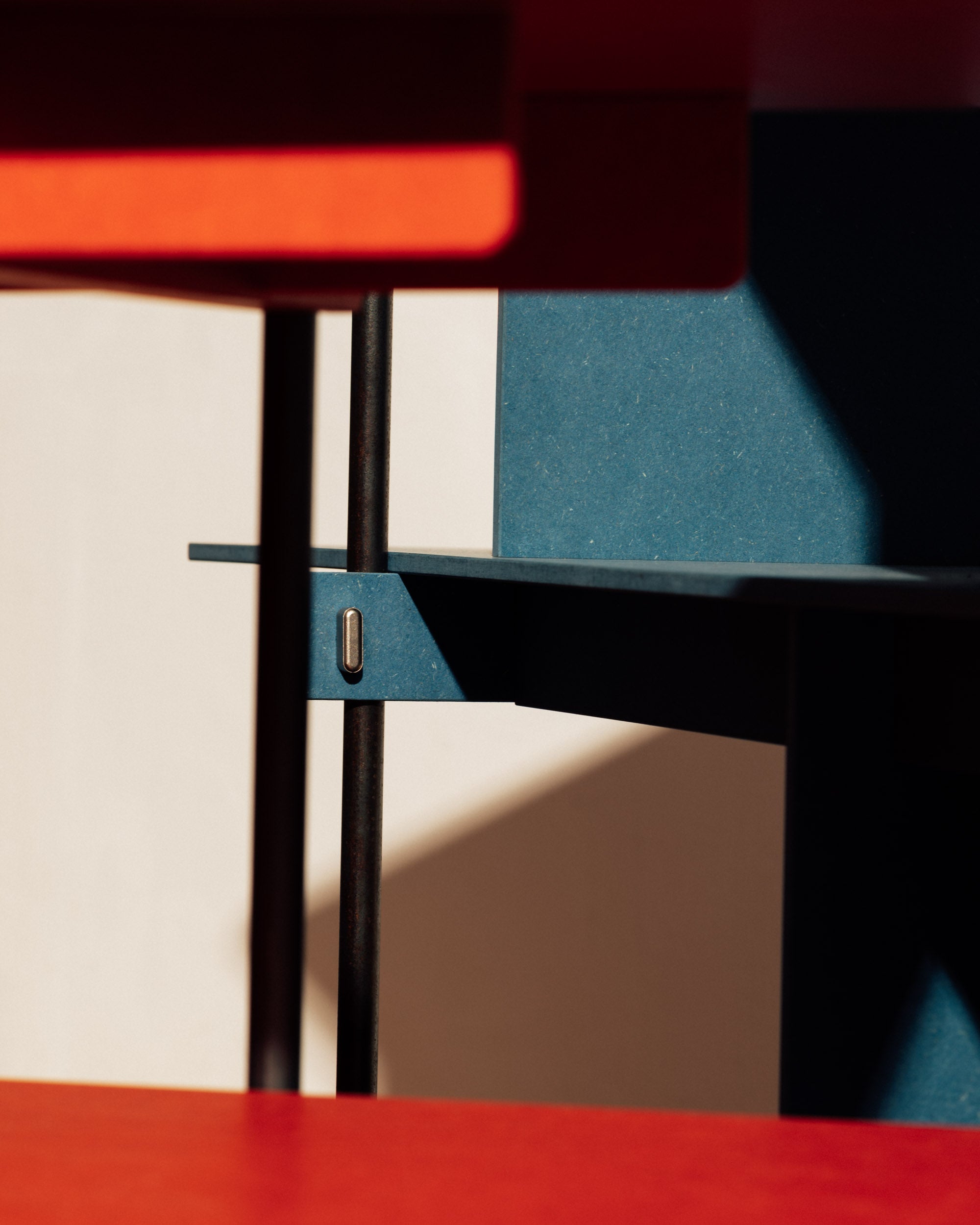 Design Regal mit Stahlrahmen und offenem Holzregalsystem in Blau und Anthrazit.