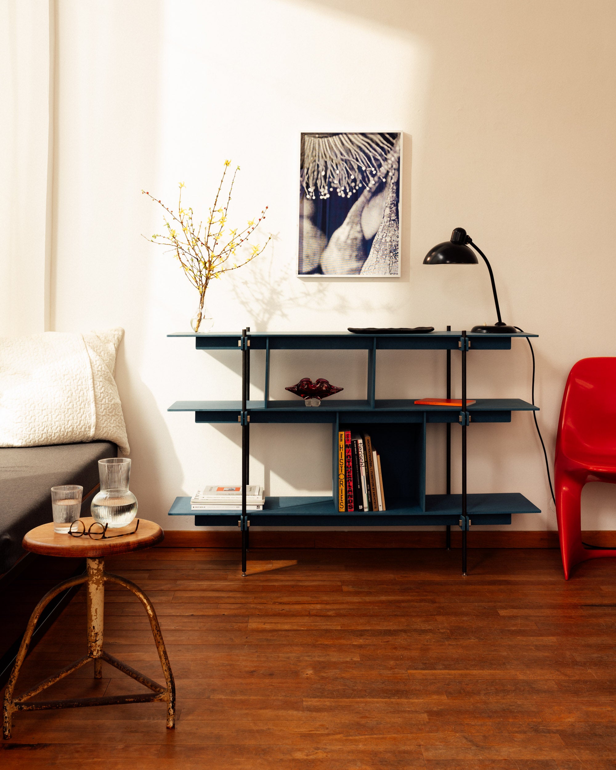 Offenes Design Regal mit blauen Holzregalböden und Stahlgestell, modernes Regalsystem Holz und Stahl.