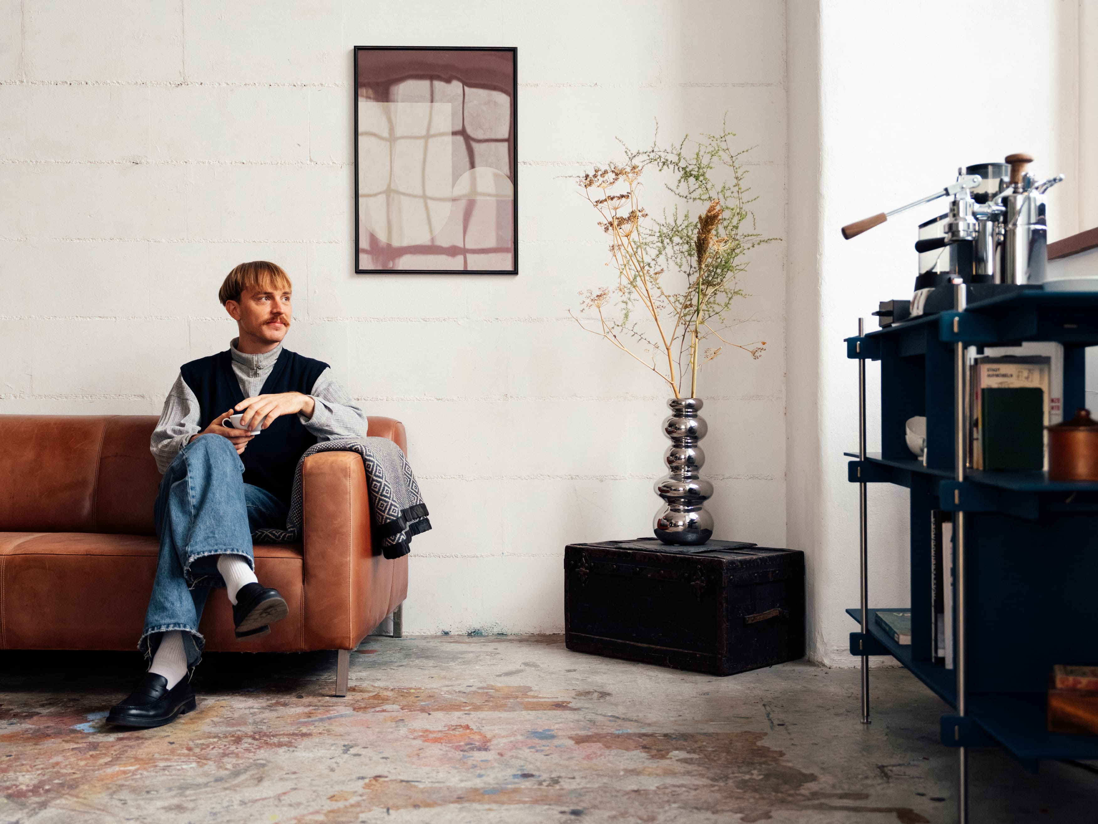 Offenes Design Regal aus Holz und Edelstahl mit mehreren Ablageflächen und Türen, modernes Regal-System.