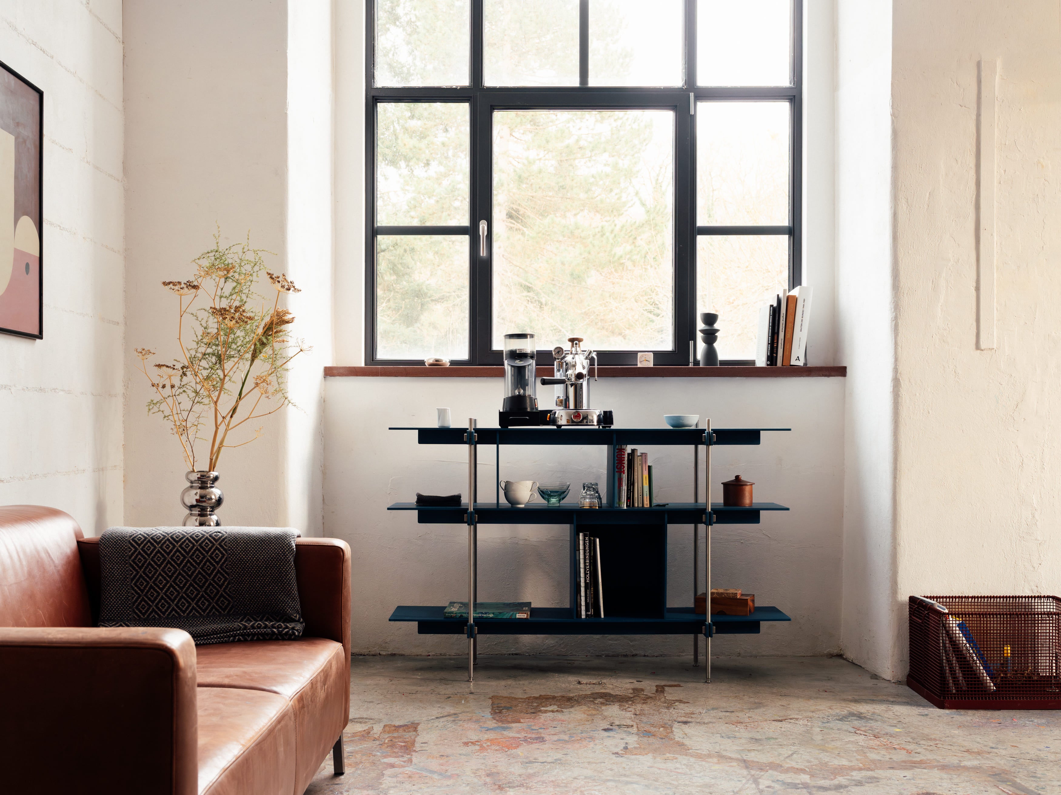 Modernes Regal mit schwarzen Holzregalböden und Edelstahlrahmen, offen und minimalistisch gestaltet, dünne Metallstreben,.