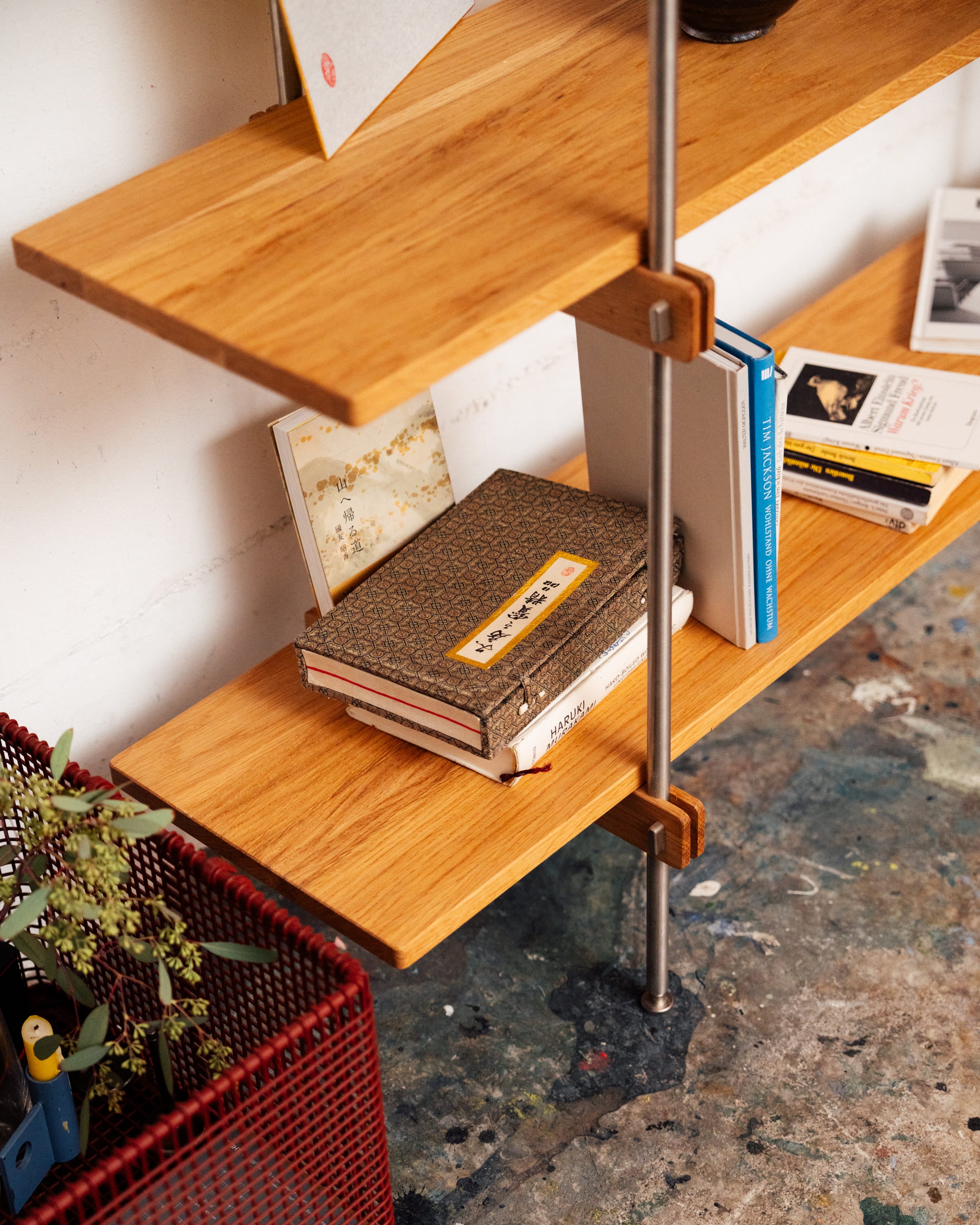 Regalsystem aus hellem Holz mit zwei offenen Holzregalböden, verbunden durch Edelstahl-Stahlrahmen.