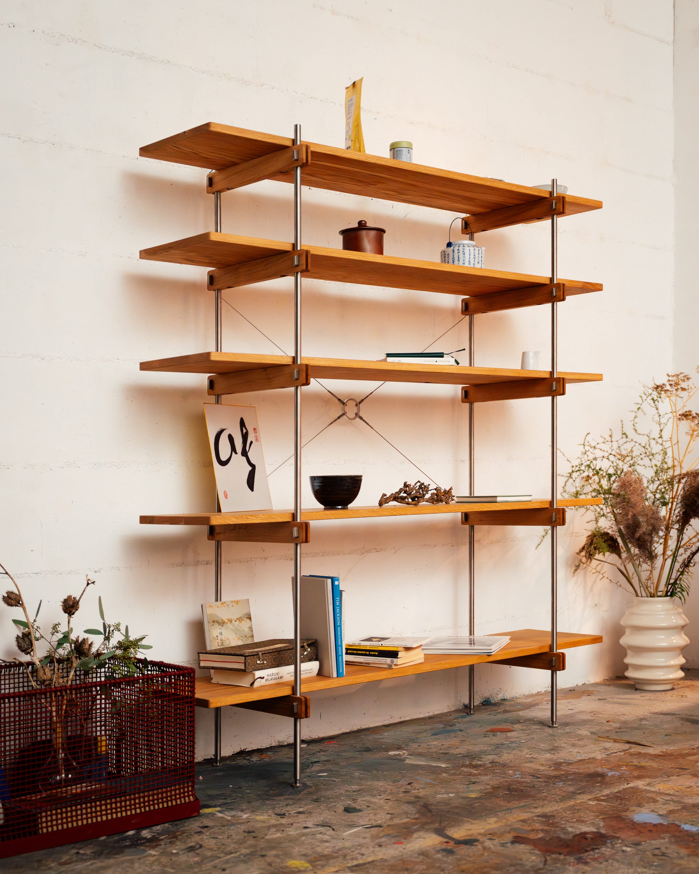 Offenes Regalsystem aus Holz mit Stahlrahmen, fünf breite Ablagen, modernes Design, Mischung aus Naturholz und Edelstahl,.