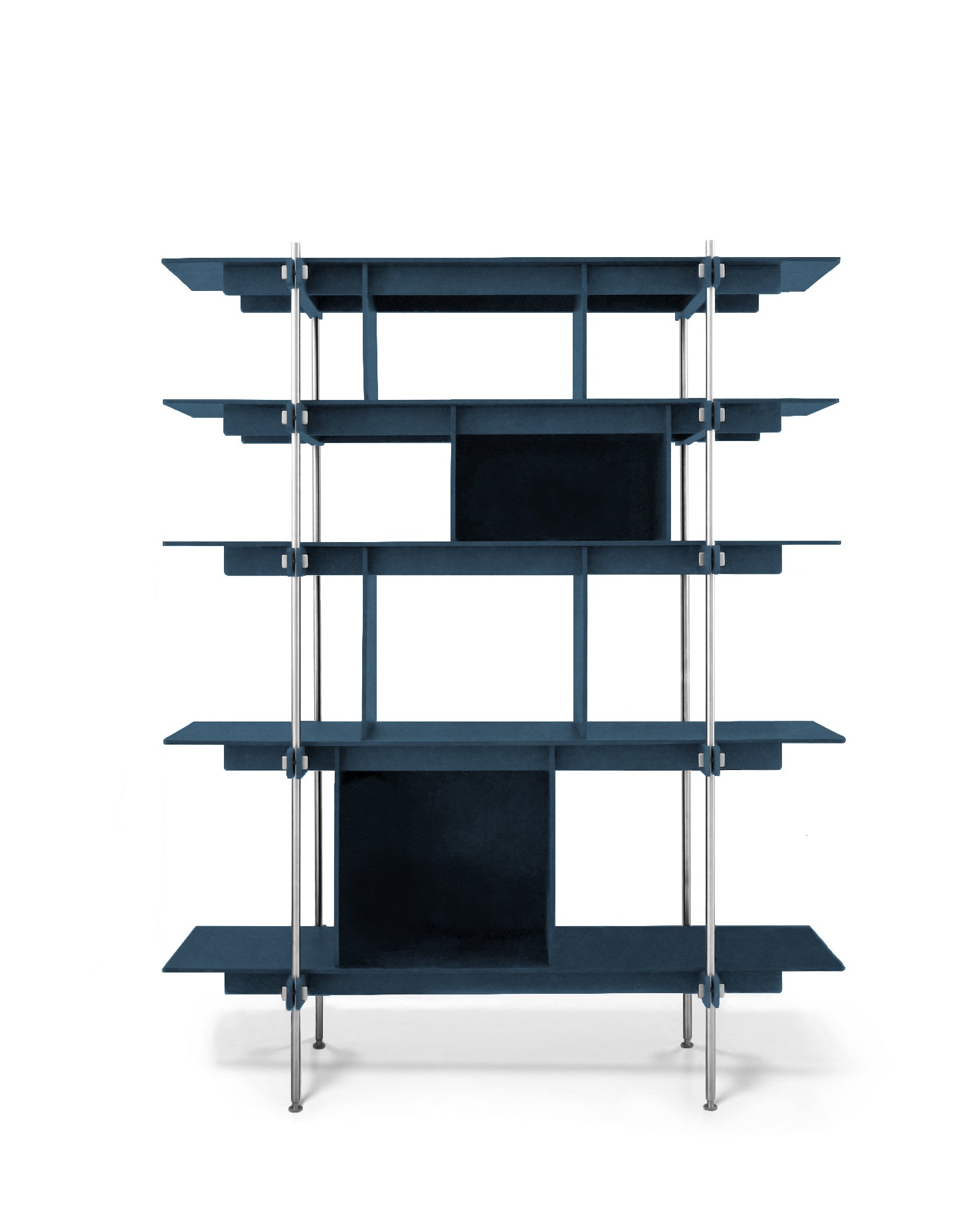 Offenes Design Regal aus edelStahl mit blauen Holzablagen und offen flächen und fächer.