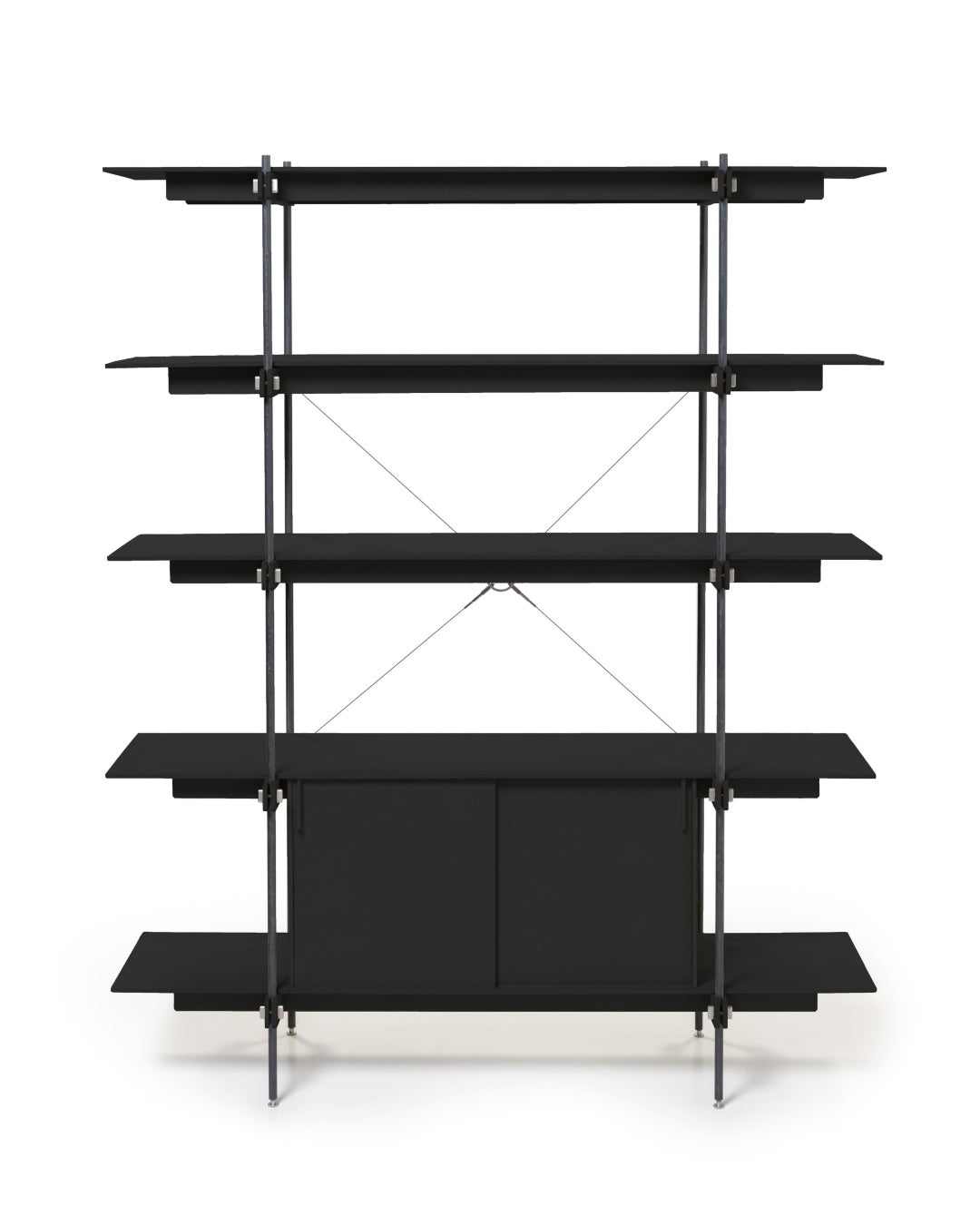 Schwarzes Design Regal mit fünf Holzregalböden und Regal mit Türen aus Stahl anthrazit.