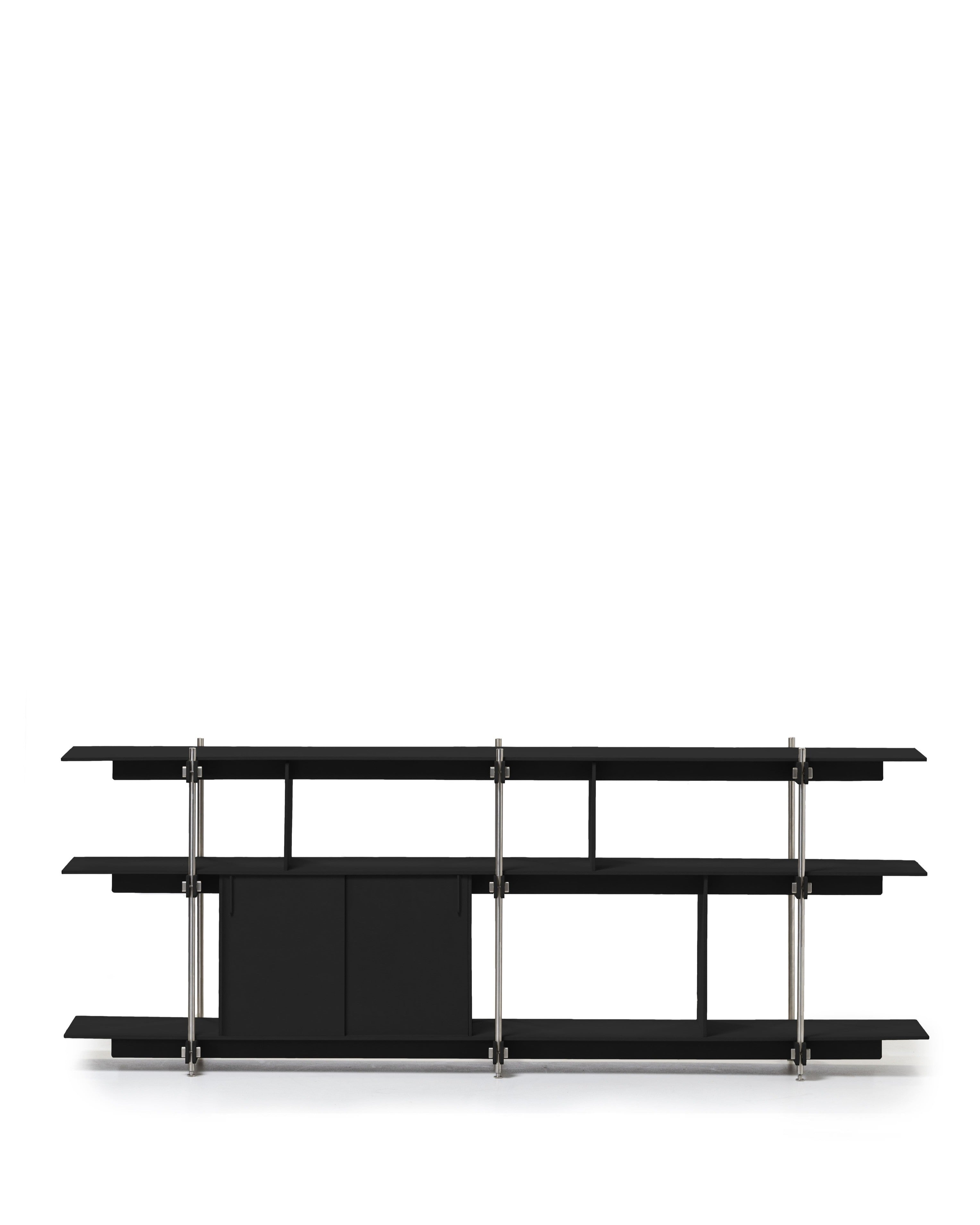 Schwarzes offenes Design Regal aus Stahl mit Holzablagen und geschlossenen Türen.