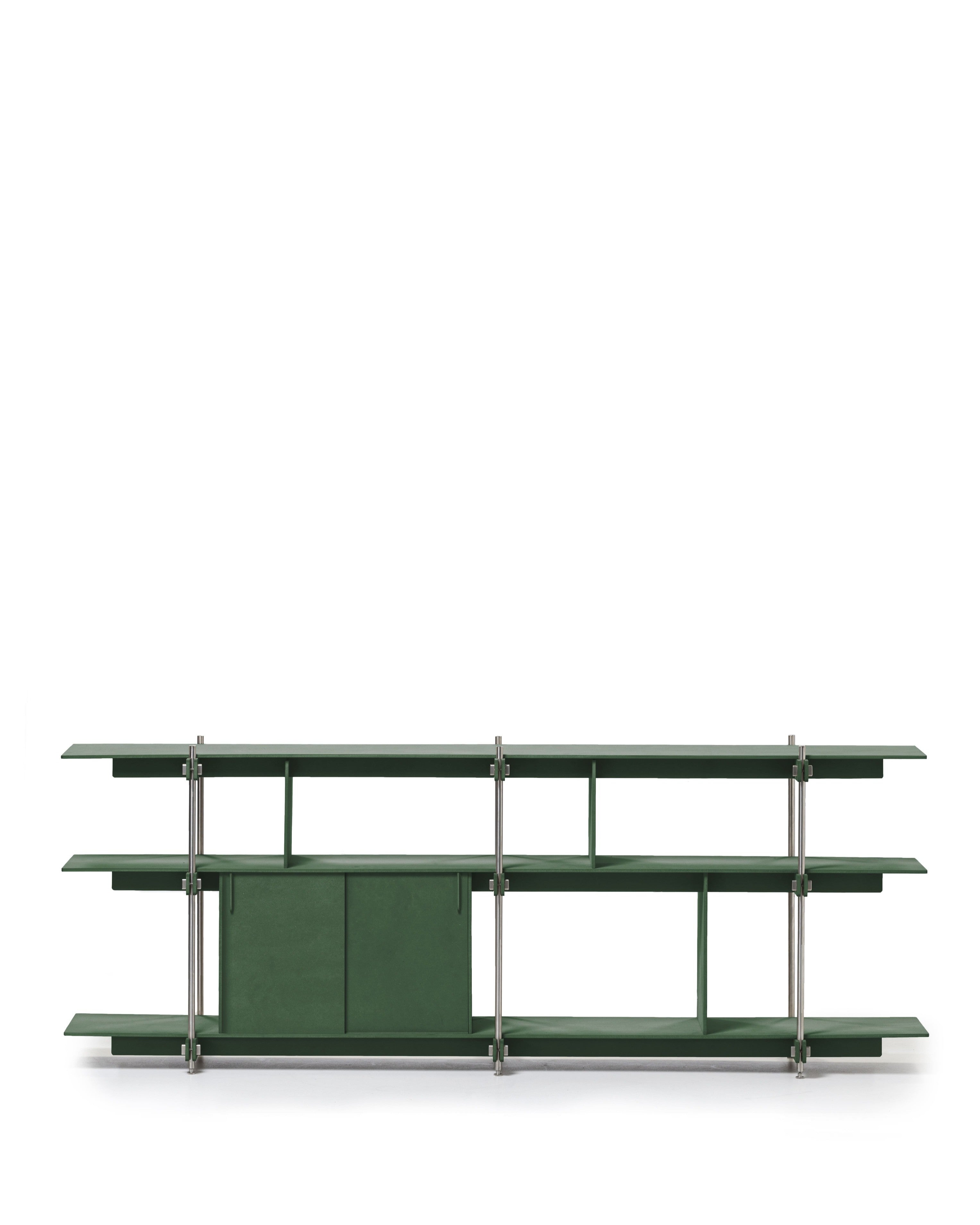 Grünes Design Regal aus Holz mit Stahlgestell, offenes Regal und Regal mit Türen in modernem Regalsystem.