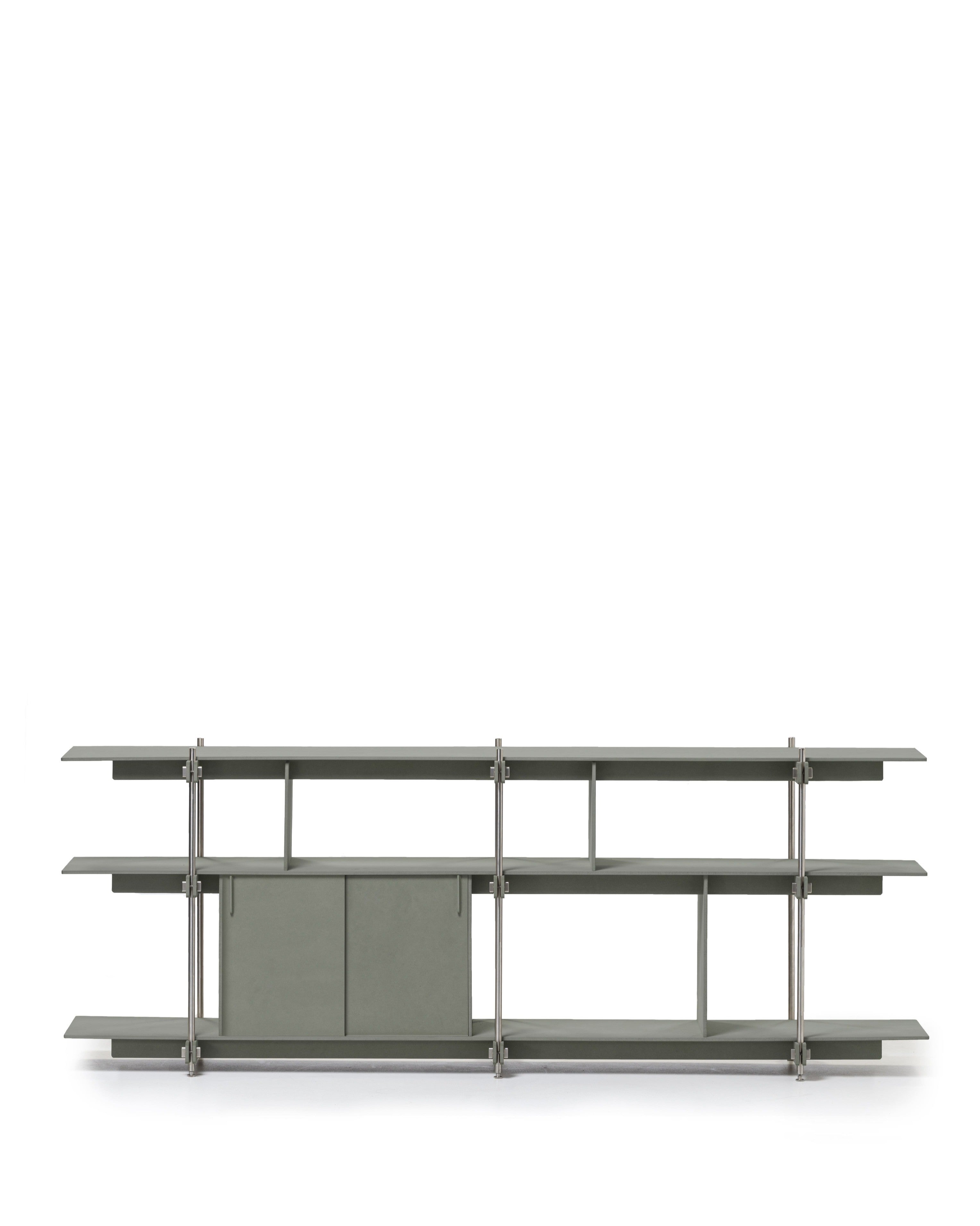 Offenes design regal mit grauen holzregalböden und anthrazitfarbenem stahlrahmen, regal mit türen, modernes regalsystem holz .