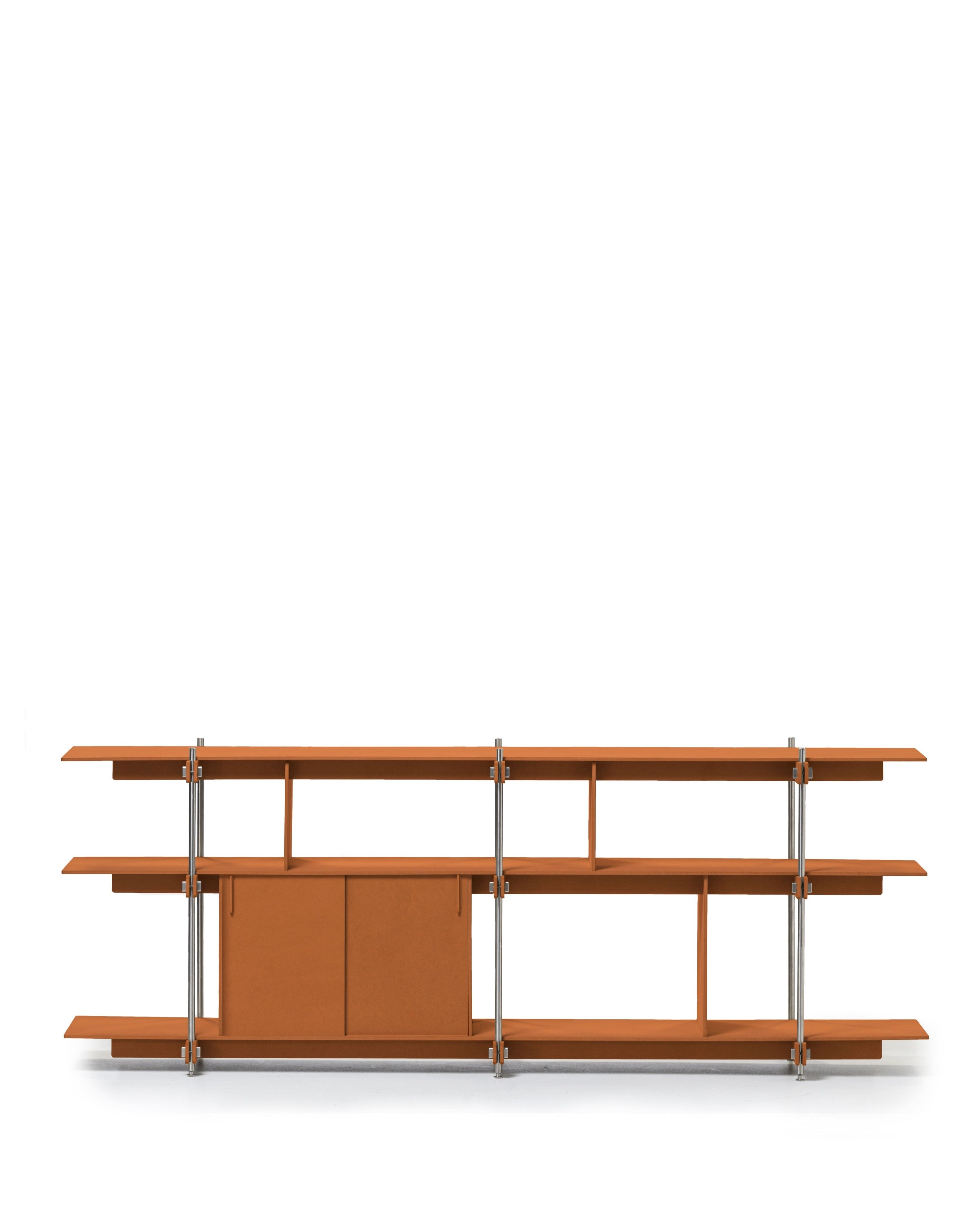 Offenes design regal mit orangenen holzregalböden und regal mit türen, edelstahlstahlgestell silber.