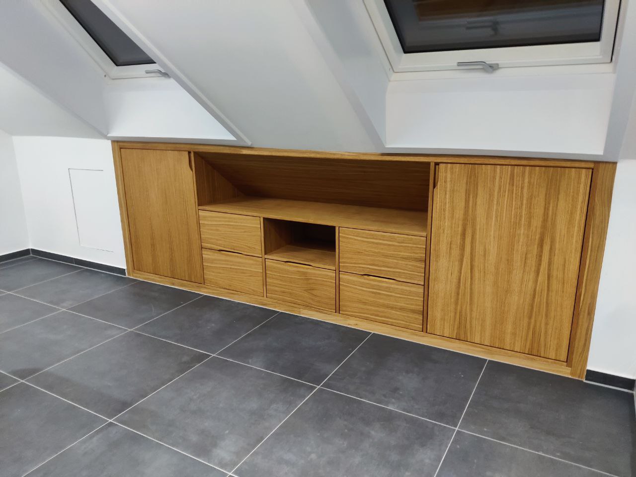Einbauschrank unter der Treppe aus Holz mit Türen, Schubladen, offenem Fach, maßanfertigung, schrank nach maß,.
