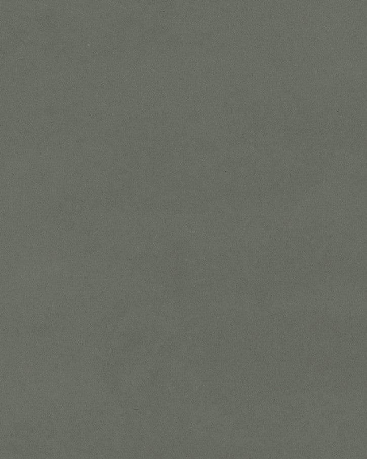 Eine Detailaufnahme zeigt eine Oberfläche aus grauem, durchgefärbtem MDF. Die Natürlichkeit des Materials bleibt durch die ökologische Ölung erhalten, wodurch die feinen, dunklen Holzfasern gut zu erkennen sind.
