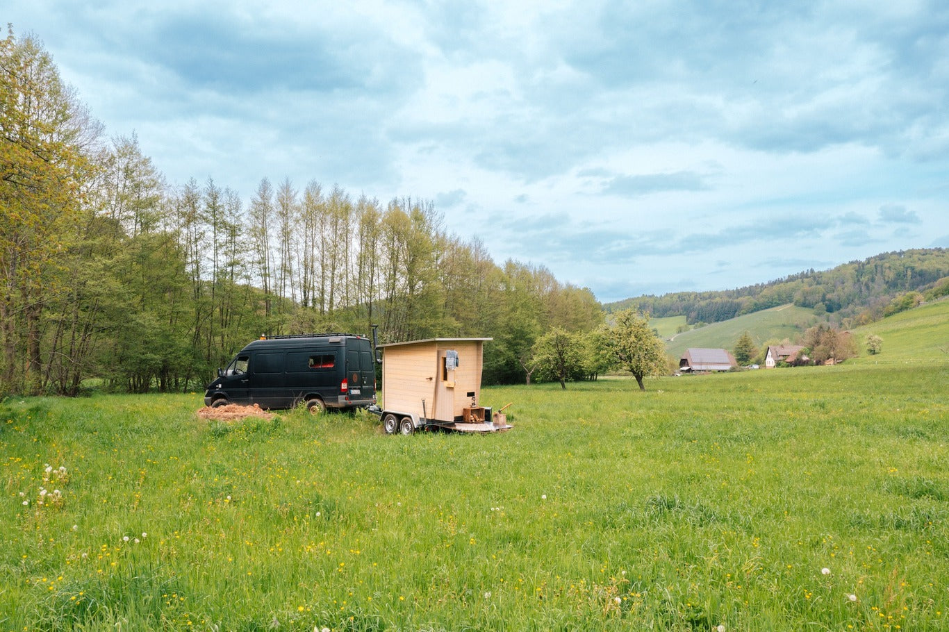 Mobile Sauna auf Anhänger in grüner Wiese, mobile Sauna kaufen im Schwarzwald, Sauna Ideen, mobile Sauna Freiburg.