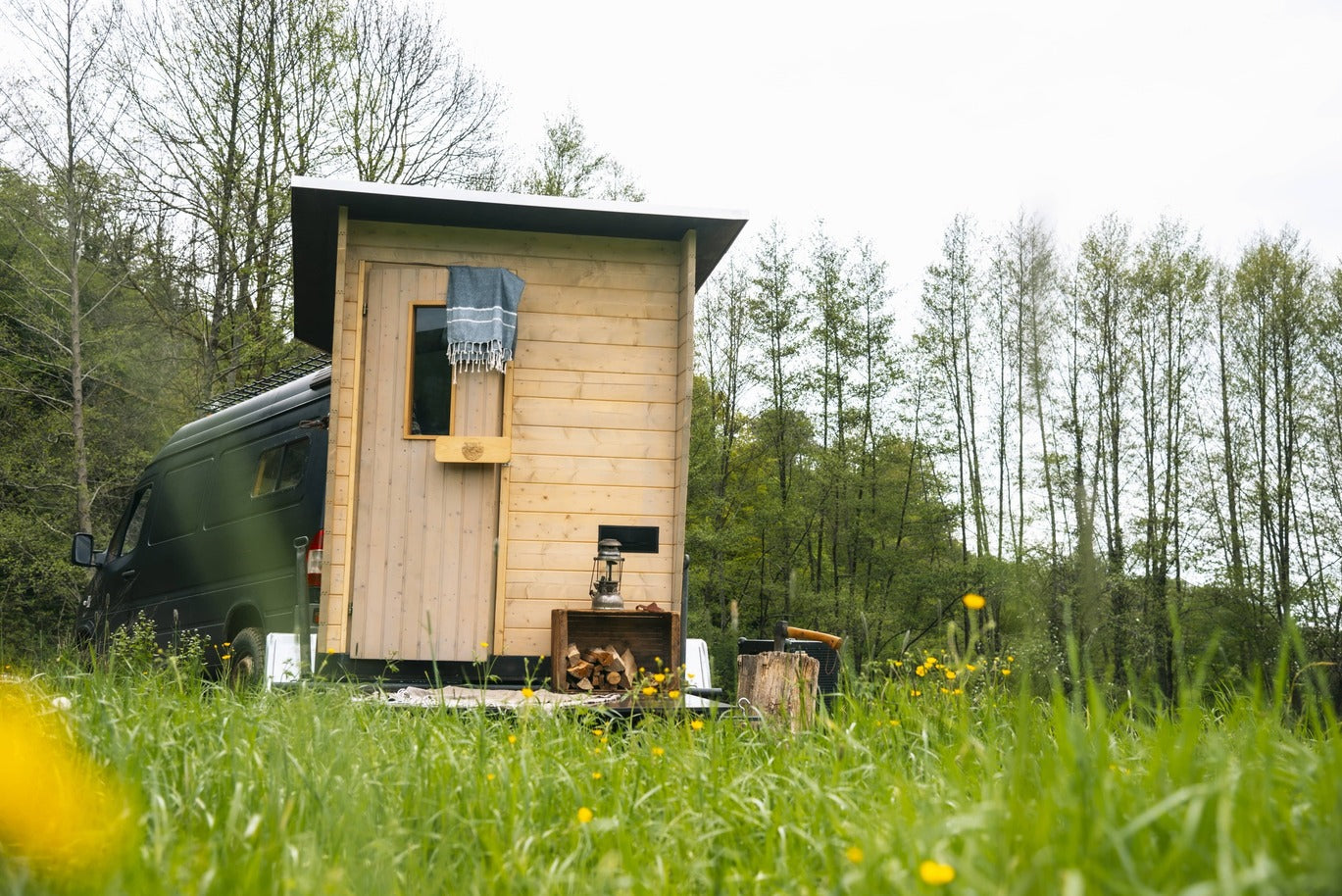 Kompakte, mobile Sauna aus Holz mit Ofen. Ein perfektes Beispiel für Sauna Ideen im Schwarzwald oder in der Region Freiburg.