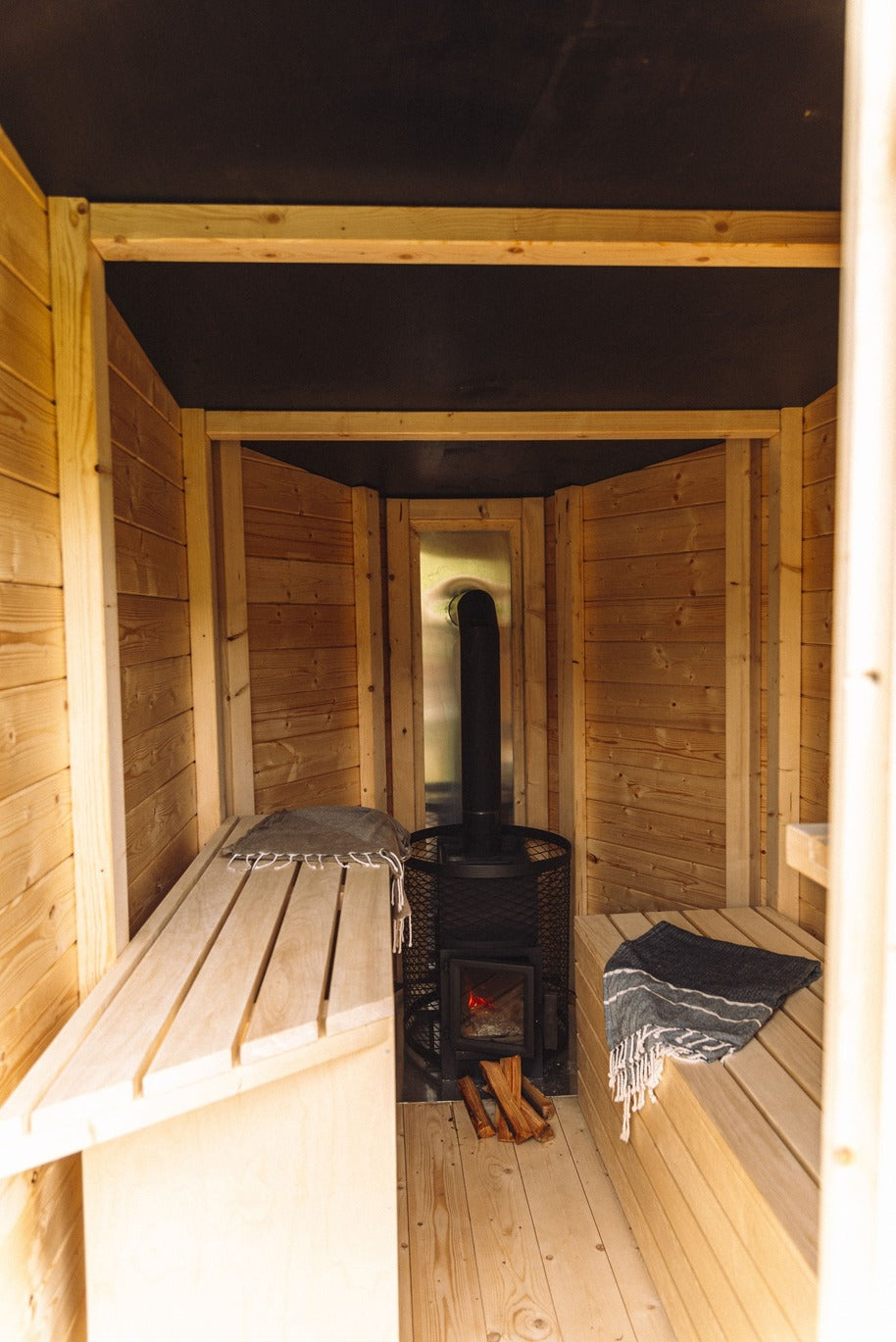 Mobile Sauna innen mit Holzbank und Ofen, mobile Sauna Schwarzwald, Sauna kaufen, Sauna Ideen.