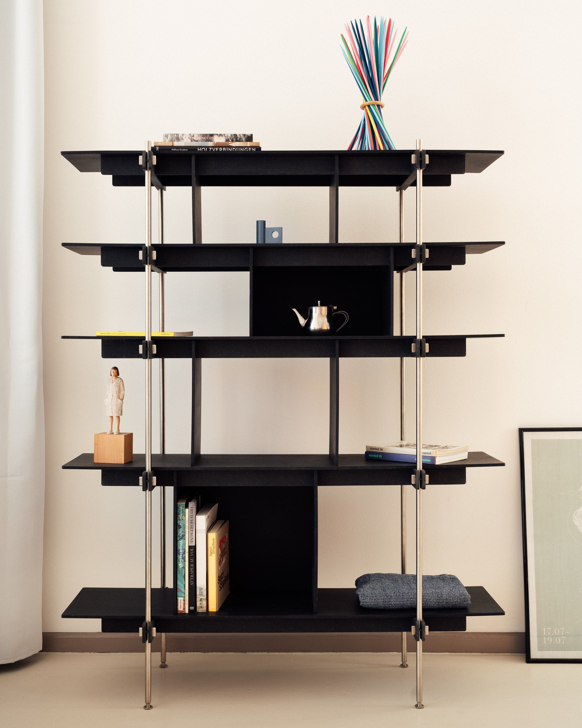 Schwarzes Design Regal aus Stahl mit offenen Holzregalen und Regal mit Türen, modernes Regalsystem Holz.