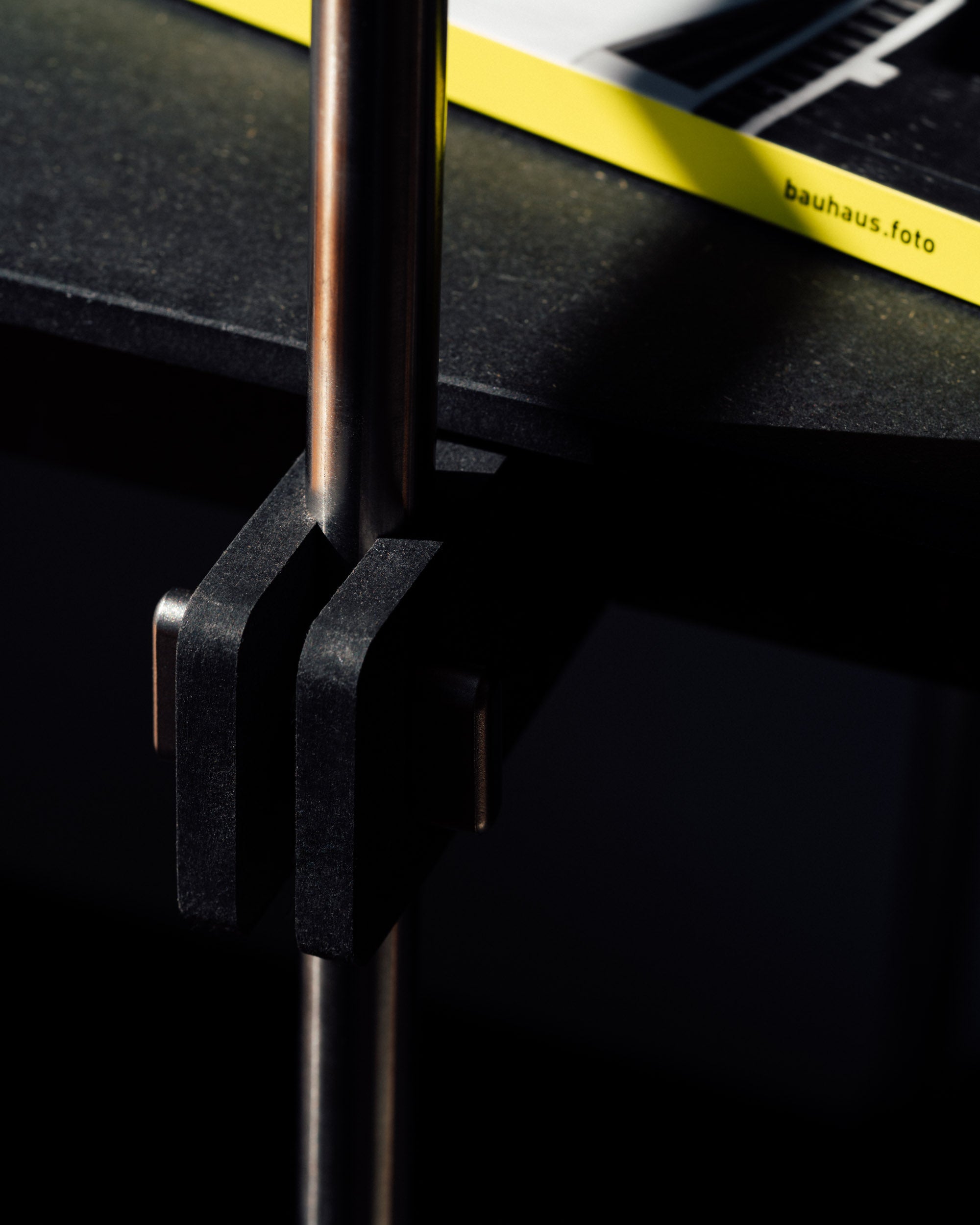 Detailaufnahme eines blauen Regalsystems aus Stahl mit Holzablage und offenem Design.