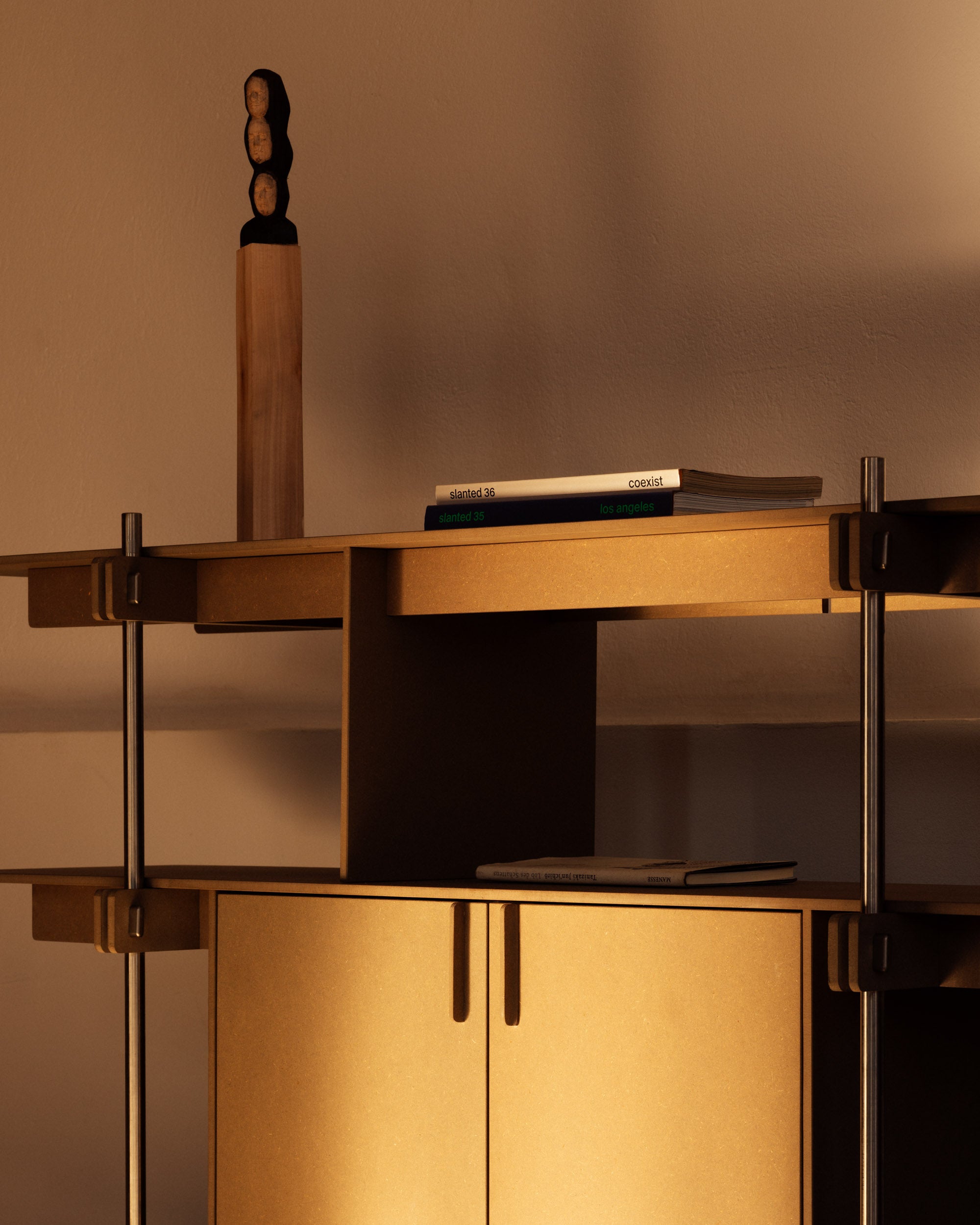 Design Regal mit Stahlrahmen und Holztüren in Braun, offenes Regalsystem Holz mit praktischem Stauraum.