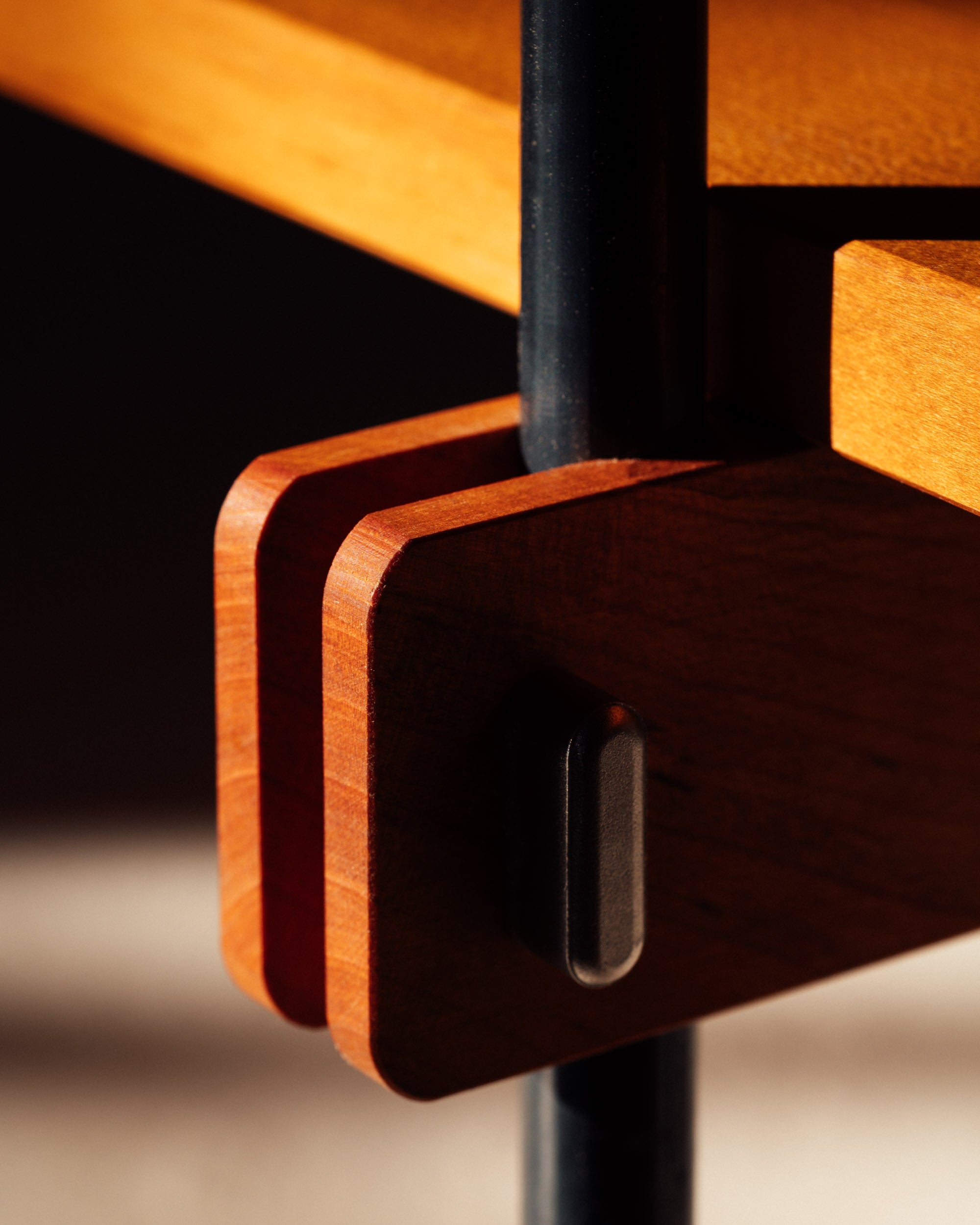 Nahaufnahme eines Regalsystems Holz mit Stahlrahmen, Design Regal mit klaren Linien und offener Struktur.