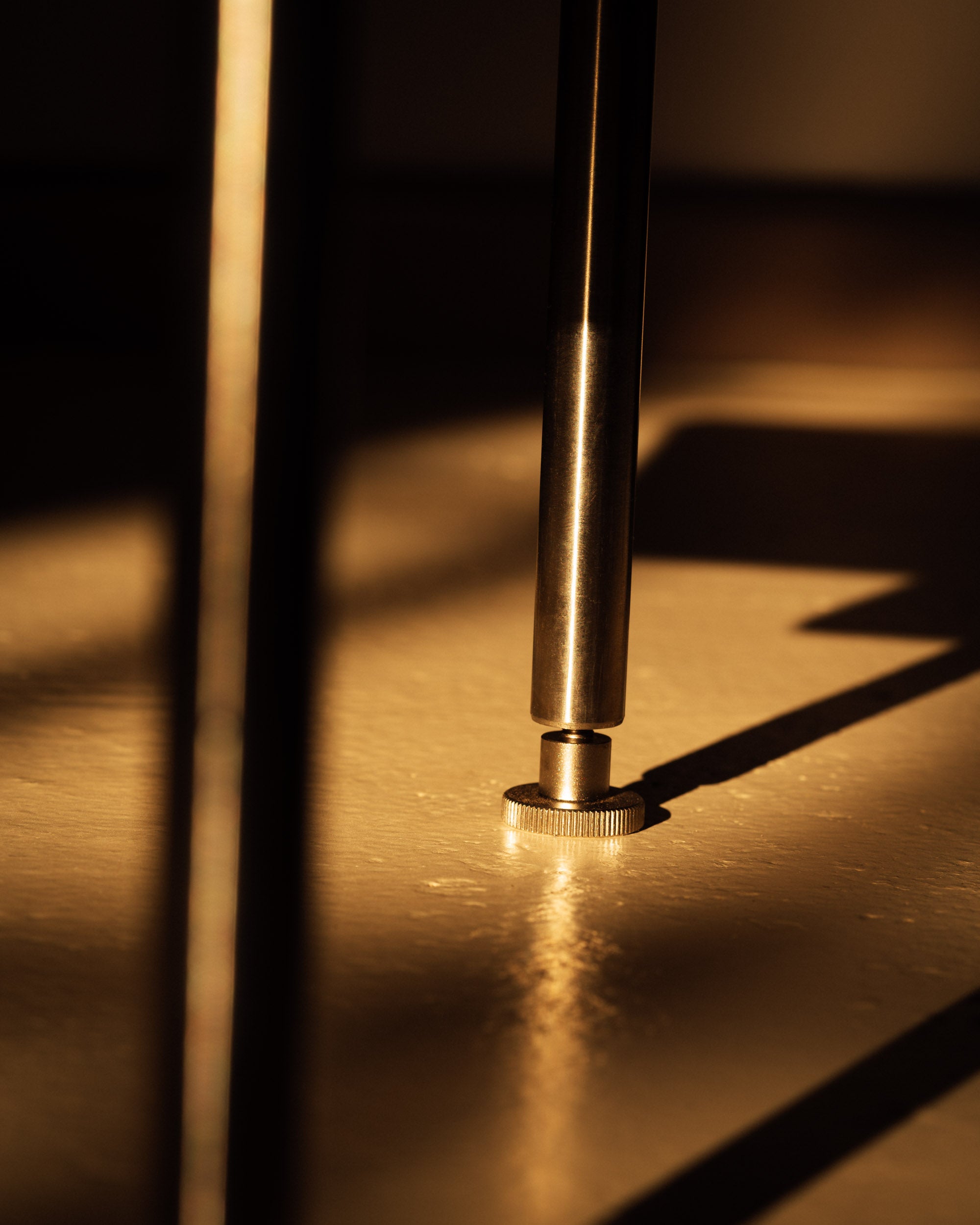 Blaues Regalgestell aus Stahl mit feiner Oberfläche und Fußverstellung im Design Regal.