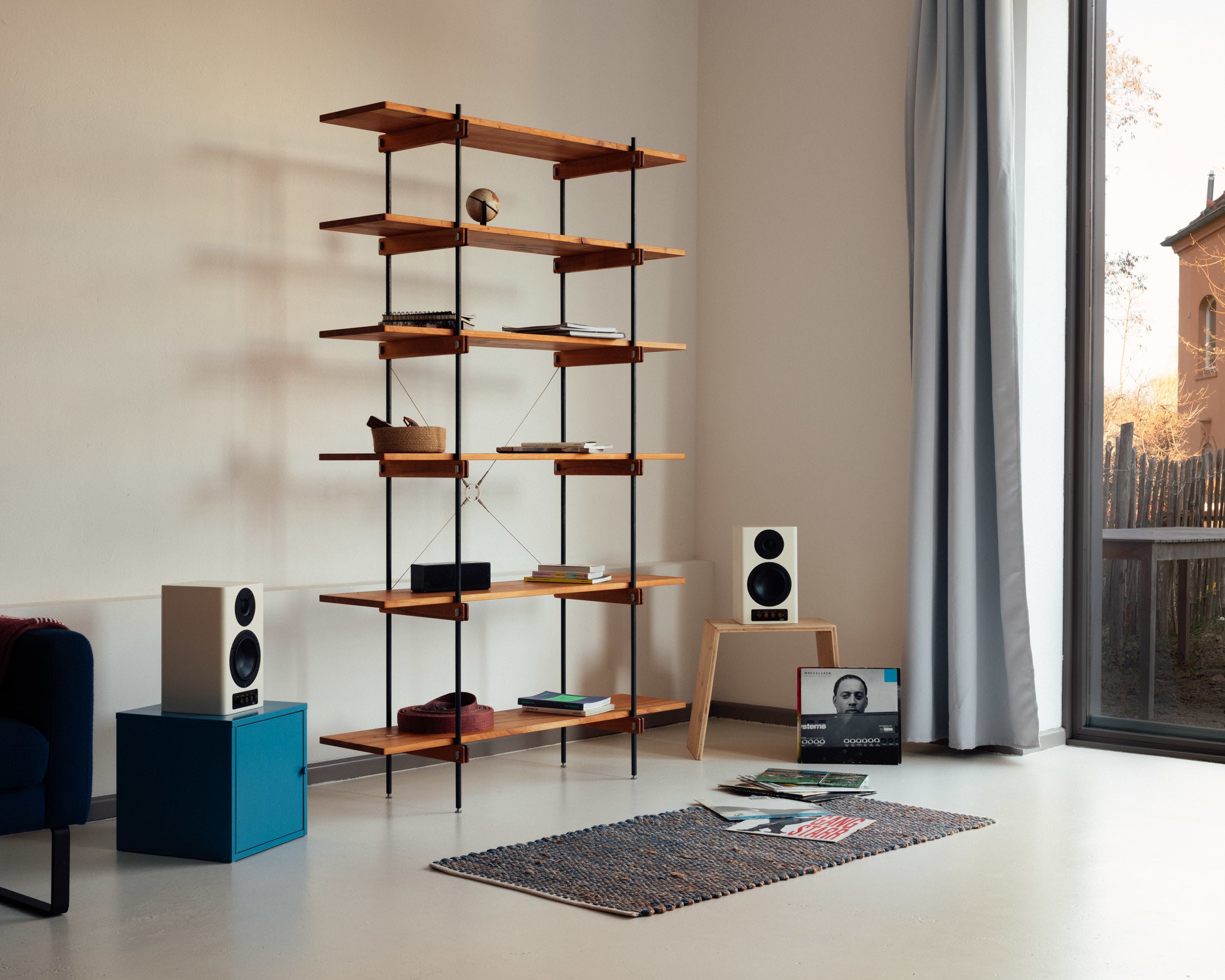 Offenes Design Regal mit Holzregalböden und anthrazitfarbenem Stahlgestell im Wohnzimmer.