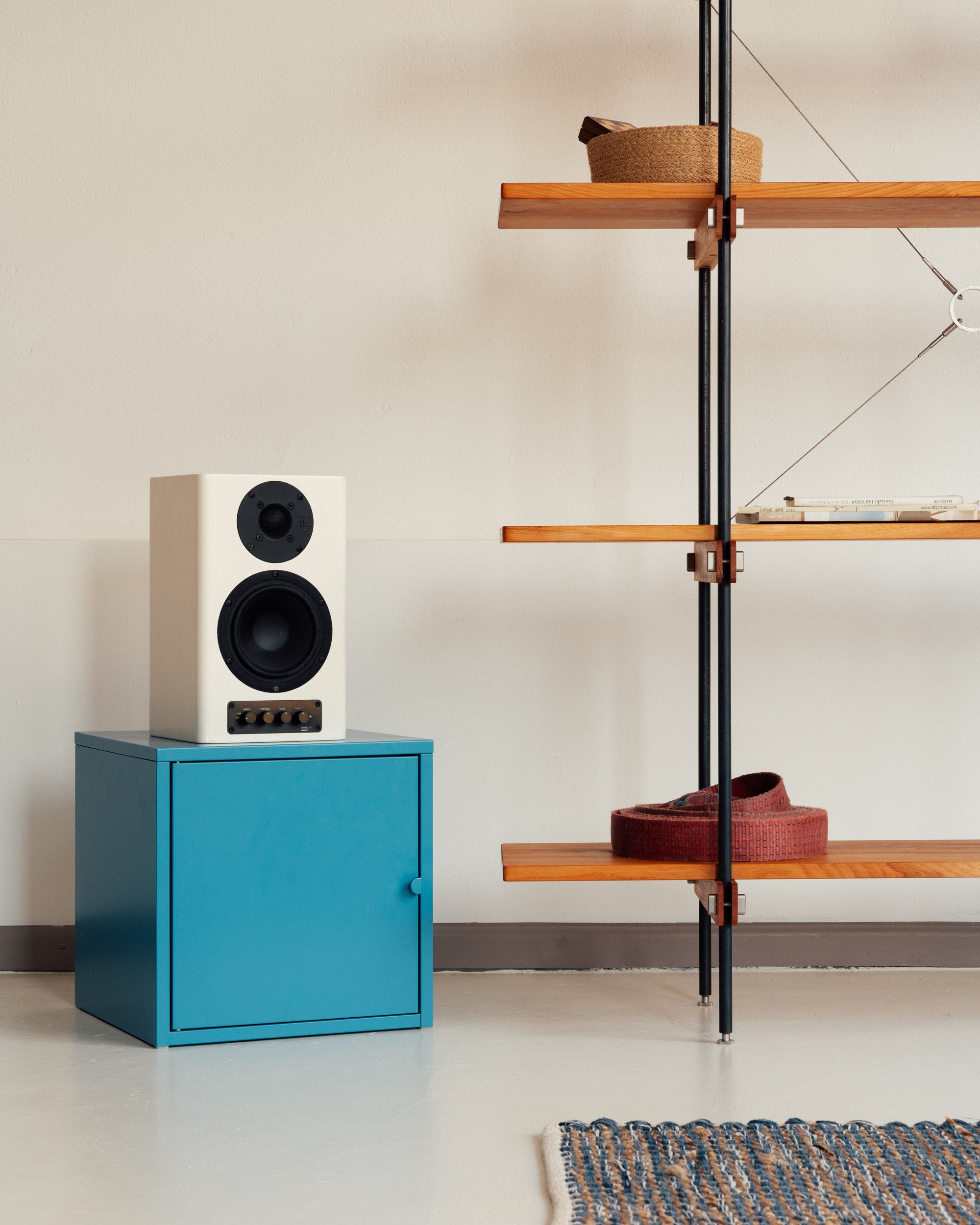 Design Regal mit Türen in Stahl anthrazit und offenes Regalsystem Holz mit Edelstahlrahmen.