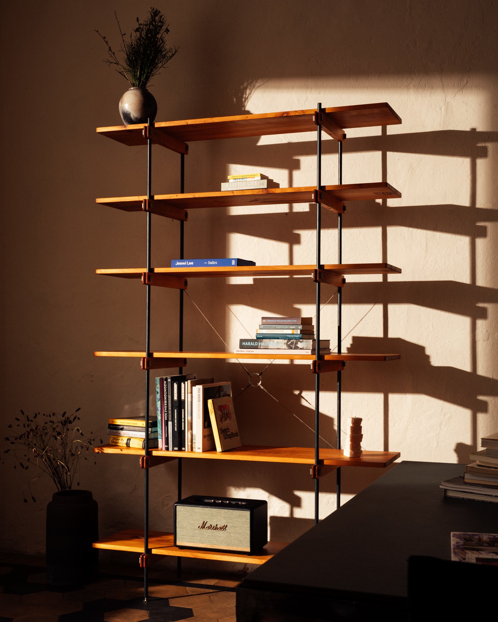 Design Regal aus Kirsche Holz mit Regal Stahl Gestell, offenes Regal mit Türen und Bücherfach, modernes Regalsystem Holz.