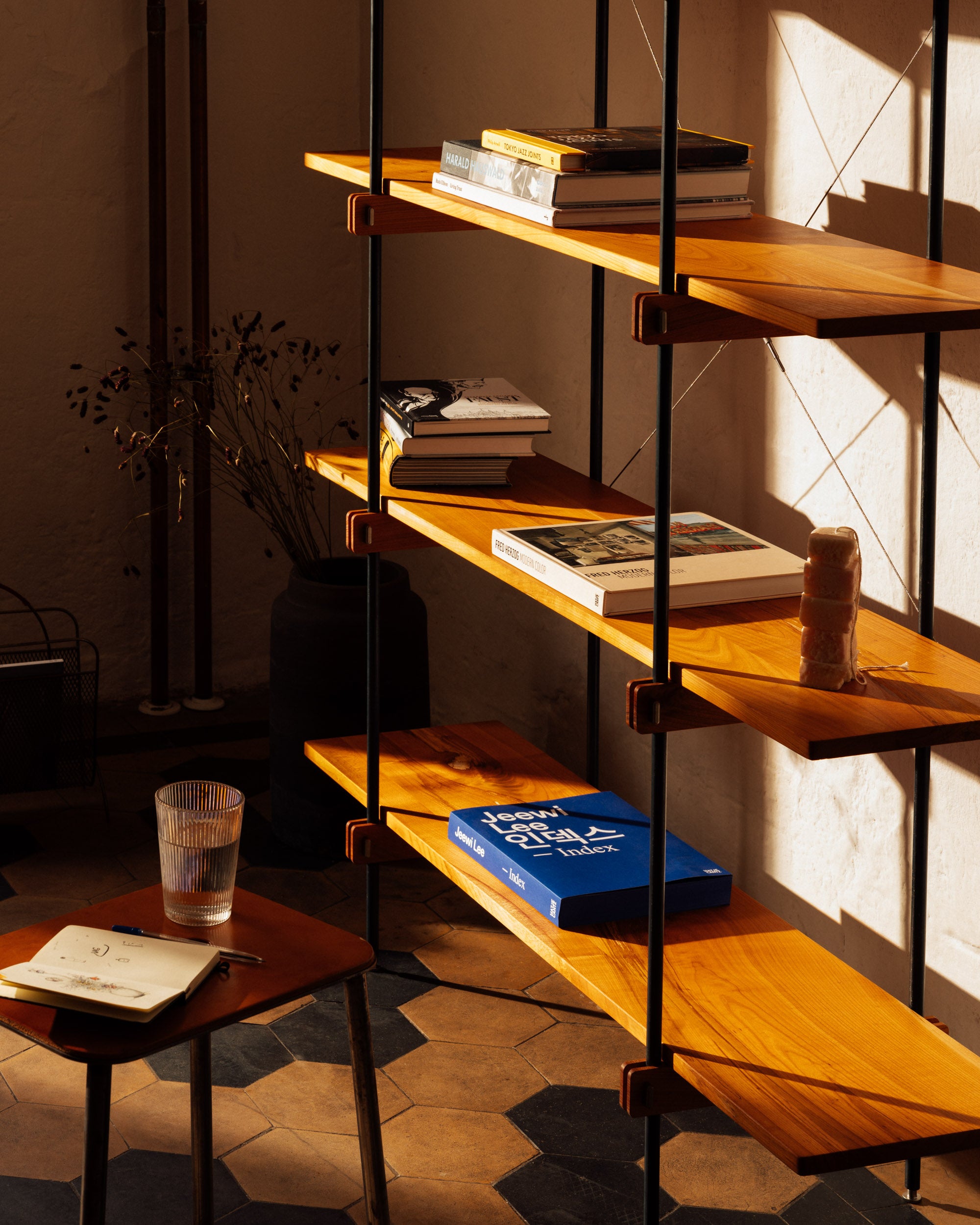 Offenes Design Regal mit Holzregalböden und schwarzem Stahlrahmen, modernes Regalsystem Holz.