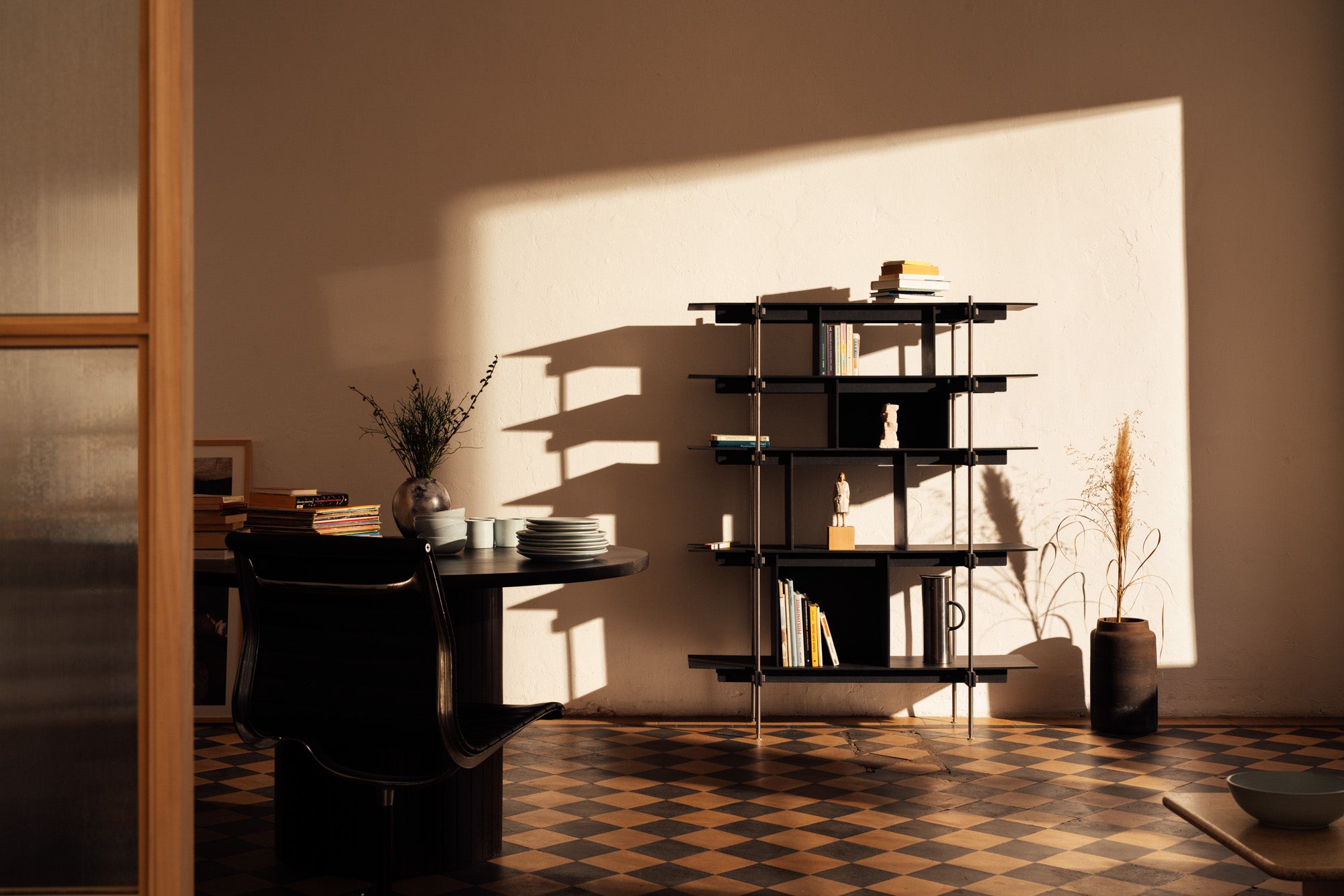 Offenes Design Regal mit Stahlrahmen und Holzablagen in warmem Licht, modernes Regalsystem Holz.