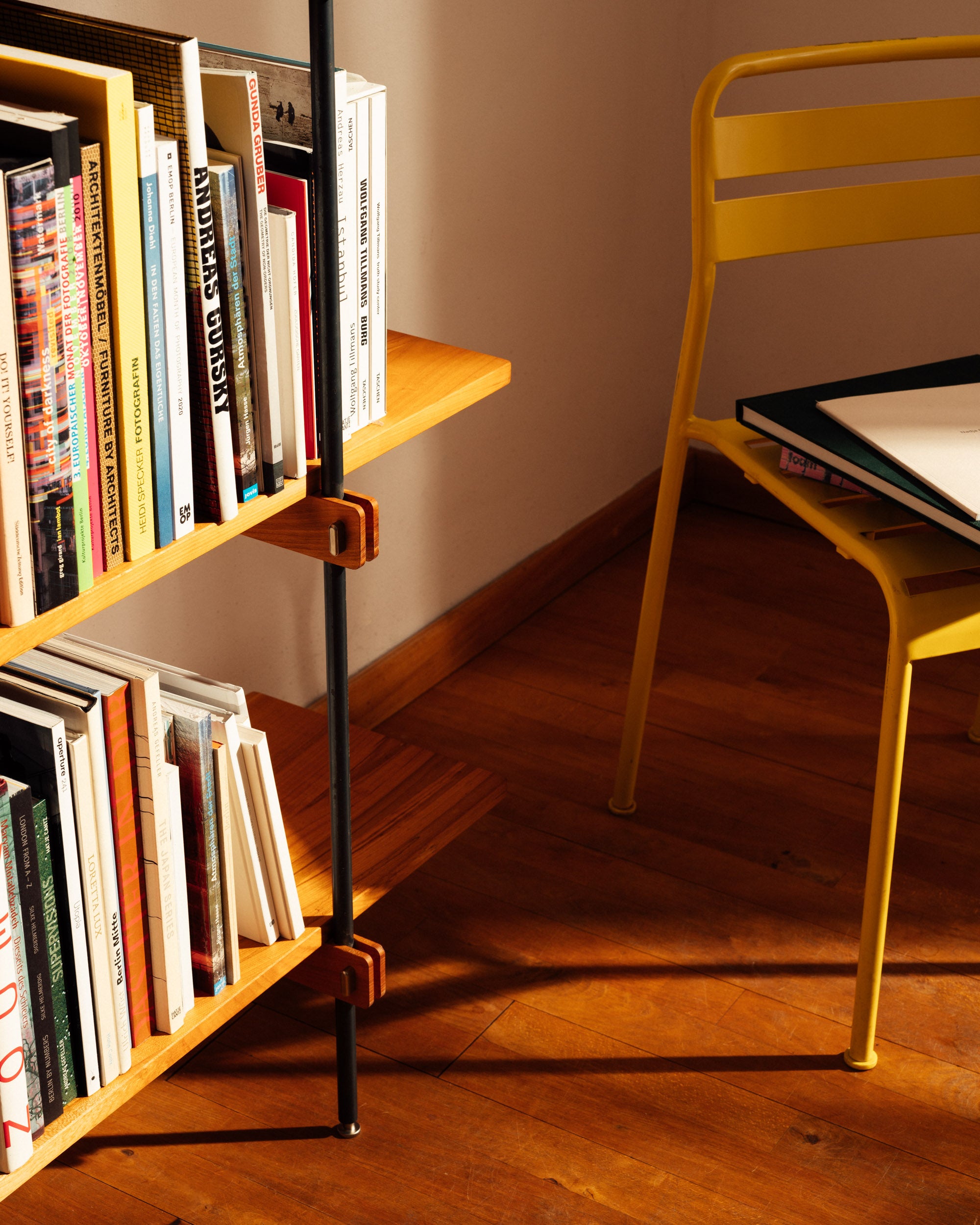 Regalsystem Holz mit offenen Fächern, Design Regal aus Stahl und Kirschholz, Regal mit Türen fehlt sichtbar.