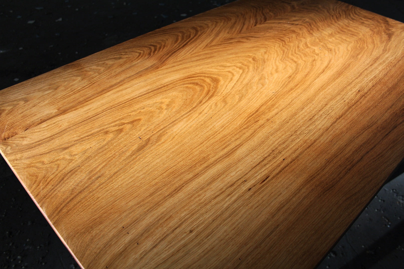 Massiver Esstisch Holz mit individueller Tischplatte nach Maß, Holztisch Freiburg, Schreibtisch Holz Oberfläche.