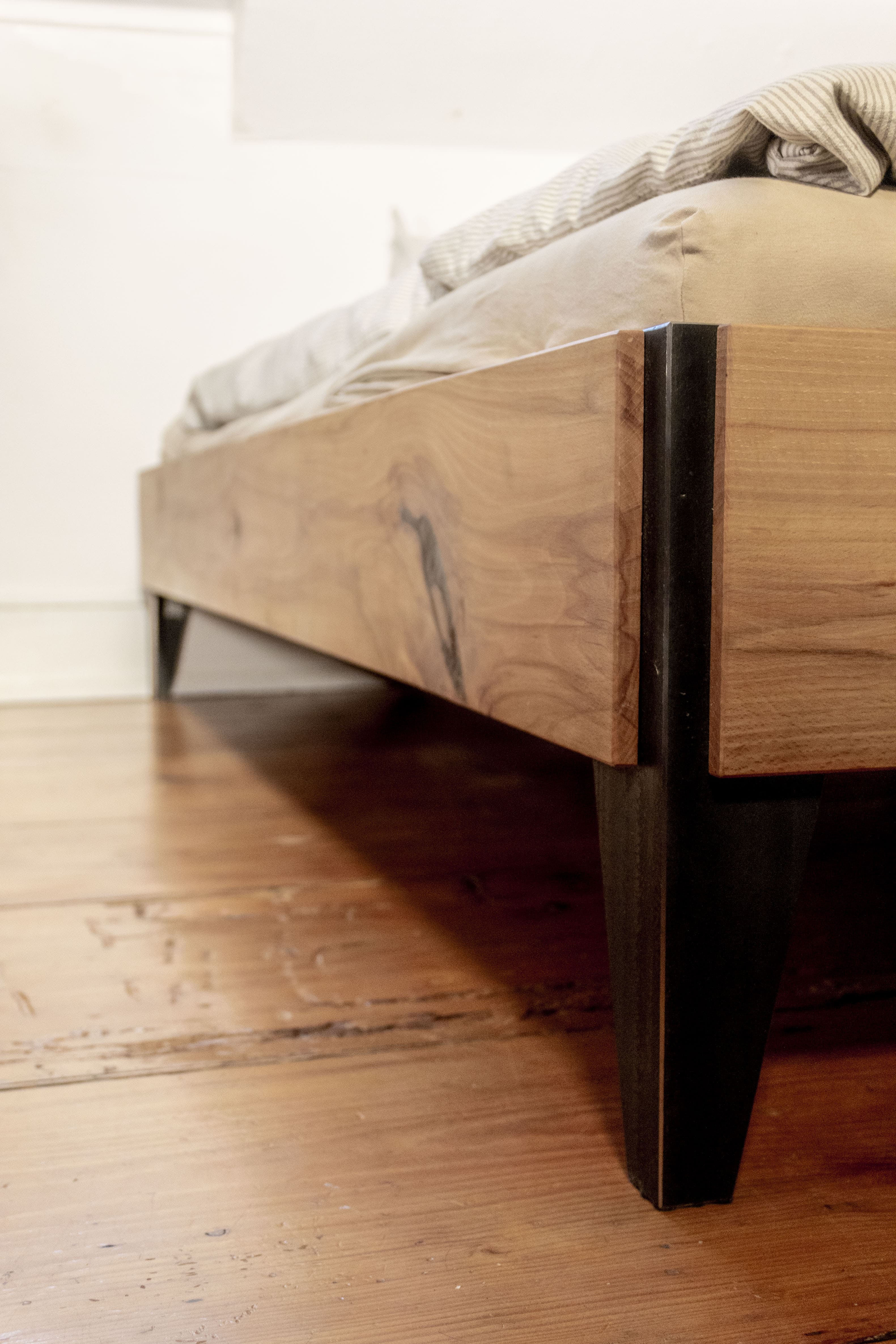 Schlafzimmerbett aus Holz mit Stahlrahmen im minimalistischen Regalsystem Design.