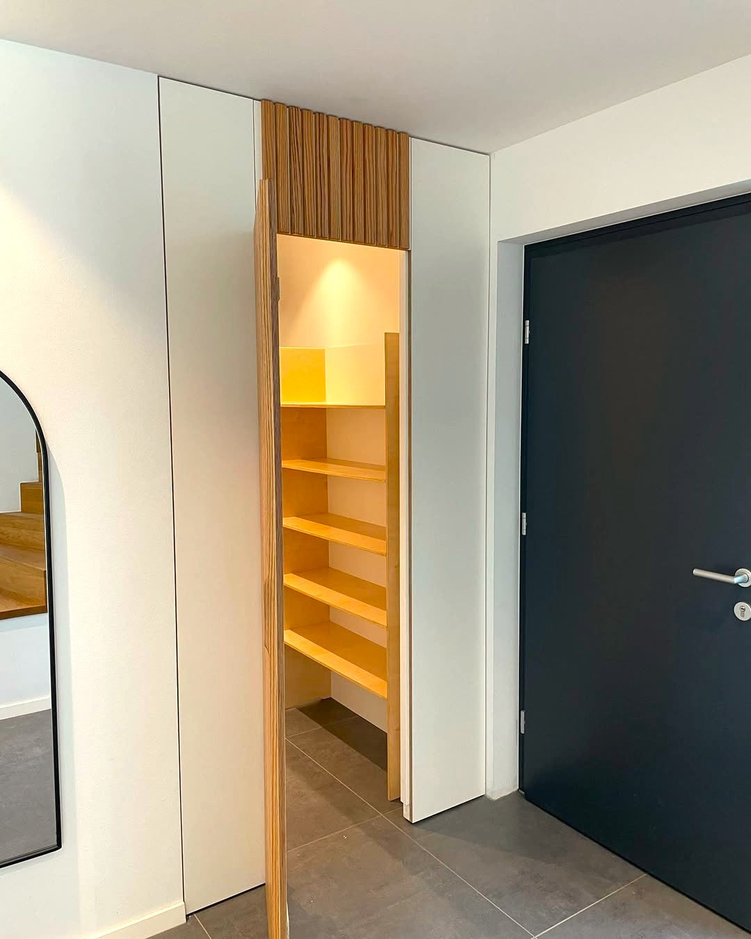 Einbauschrank unter der Treppe mit maßangefertigten Regalen aus Holz, Schrank nach Maß, Bücherschrank maßanfertigung.