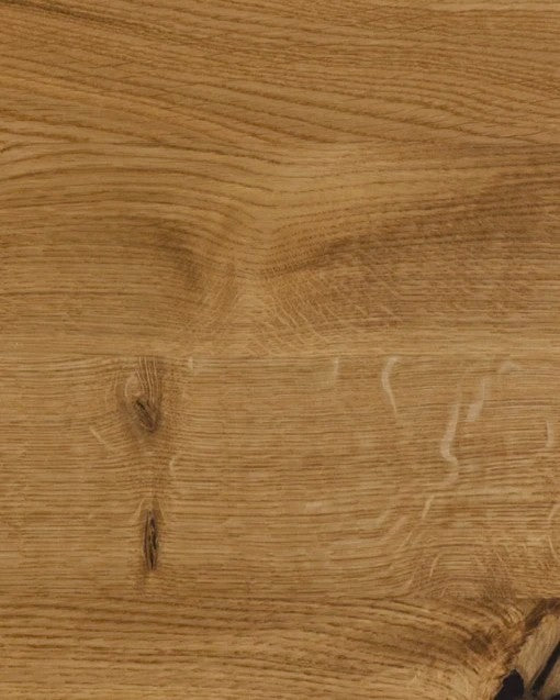 Detailaufnahme von massivem Eichenholz. Die charakteristische Maserung und die warme, hellbraune Farbe verleihen dem Holz eine natürliche und zeitlose Eleganz.