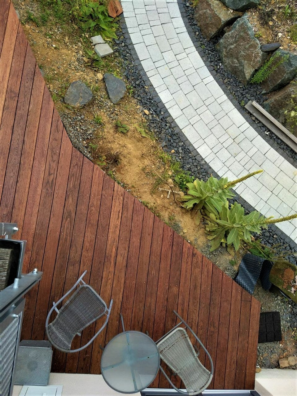 Moderne Terrasse aus Holz mit Metall Balkonmöbeln und umgebender Naturgestaltung, Terrasse Ideen.