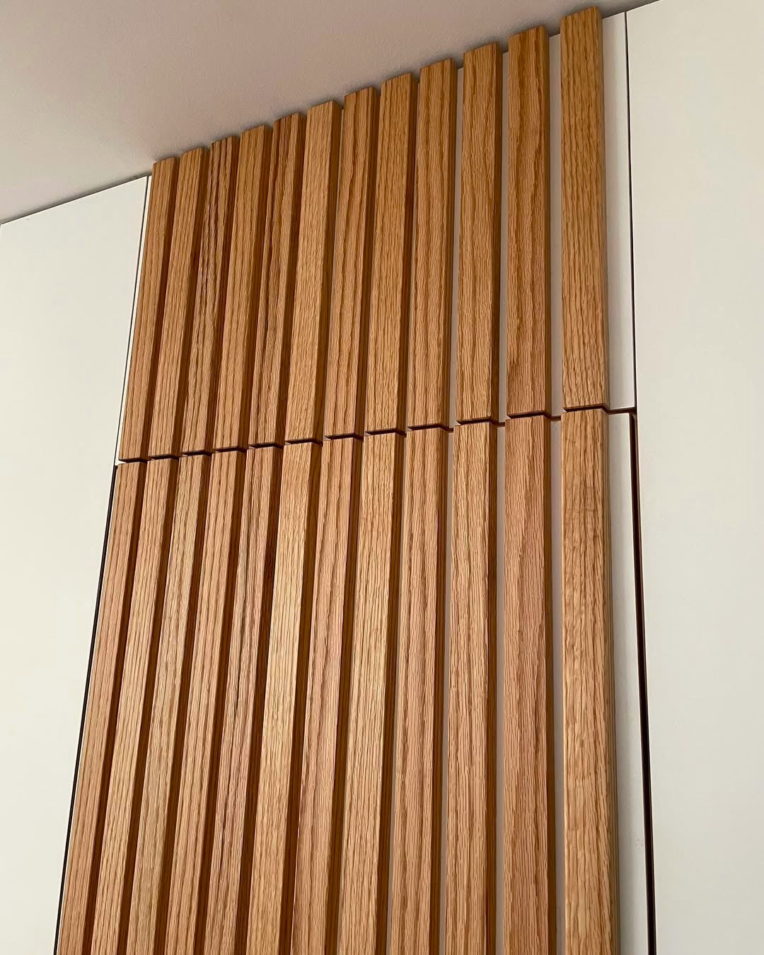 Einbauschrank aus Holz mit vertikalen Lamellen, Schrank nach Maß als Maßanfertigung für individuelle Raumlösungen.