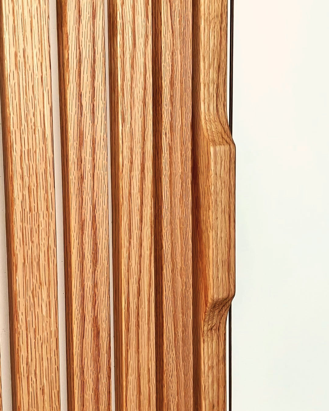 Holzoberfläche eines maßgefertigten Einbauschranks mit Griffmulde, ideal als Schrank nach Maß oder Einbauschrank unter der.