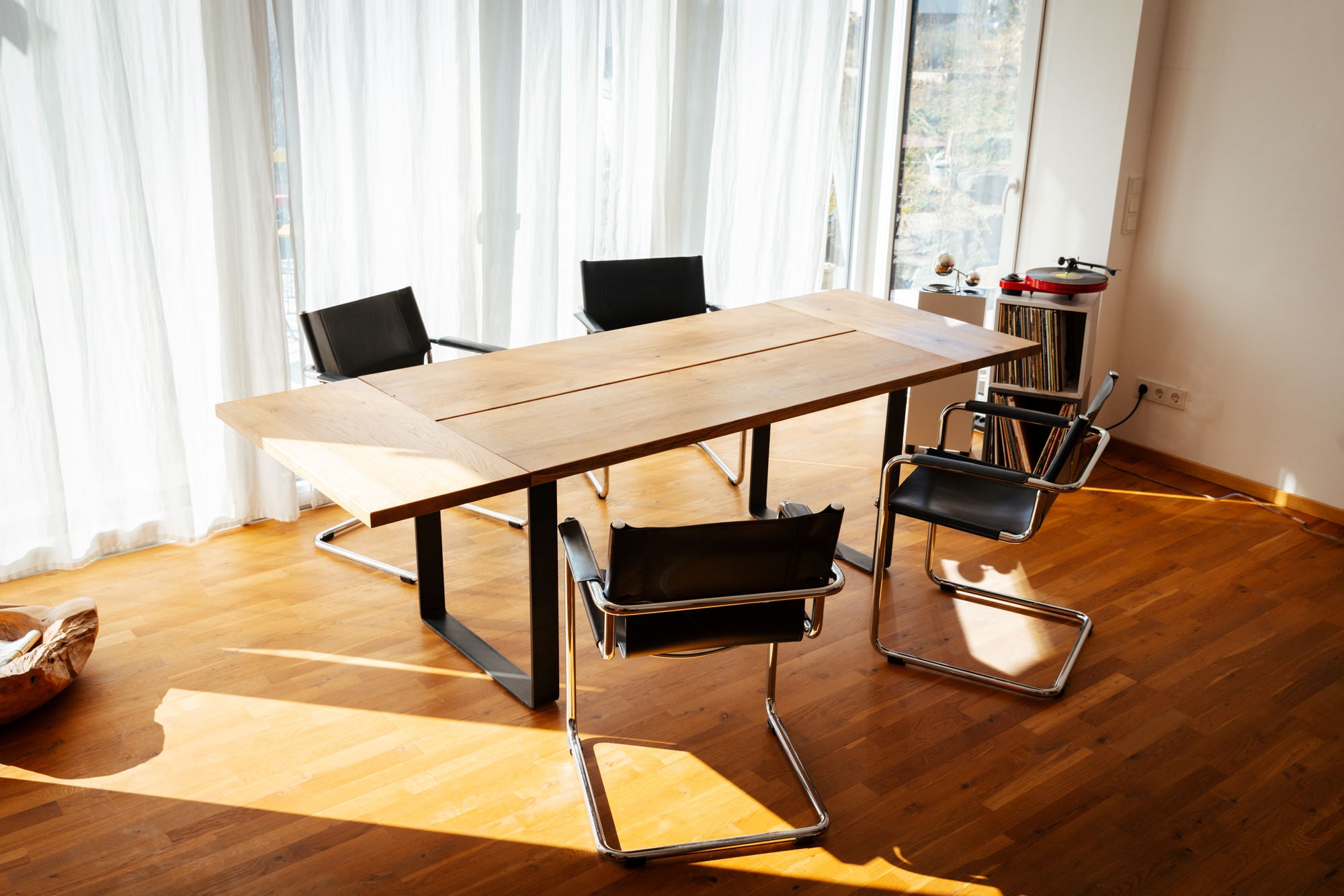 Esstisch Holz mit massiver Tischplatte, Holztisch Freiburg, modernes Design, schwarzes Metallgestell, schlichter.
