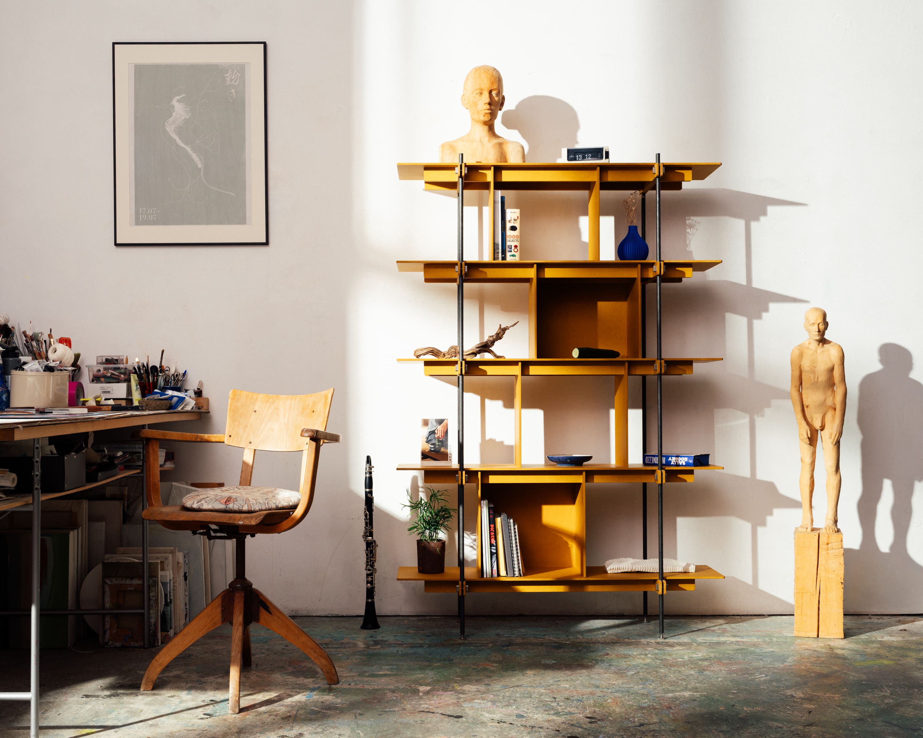 Offenes Regalsystem aus Holz und Edelstahl mit schwarzen Stahlrahmen und mehreren Fächern.