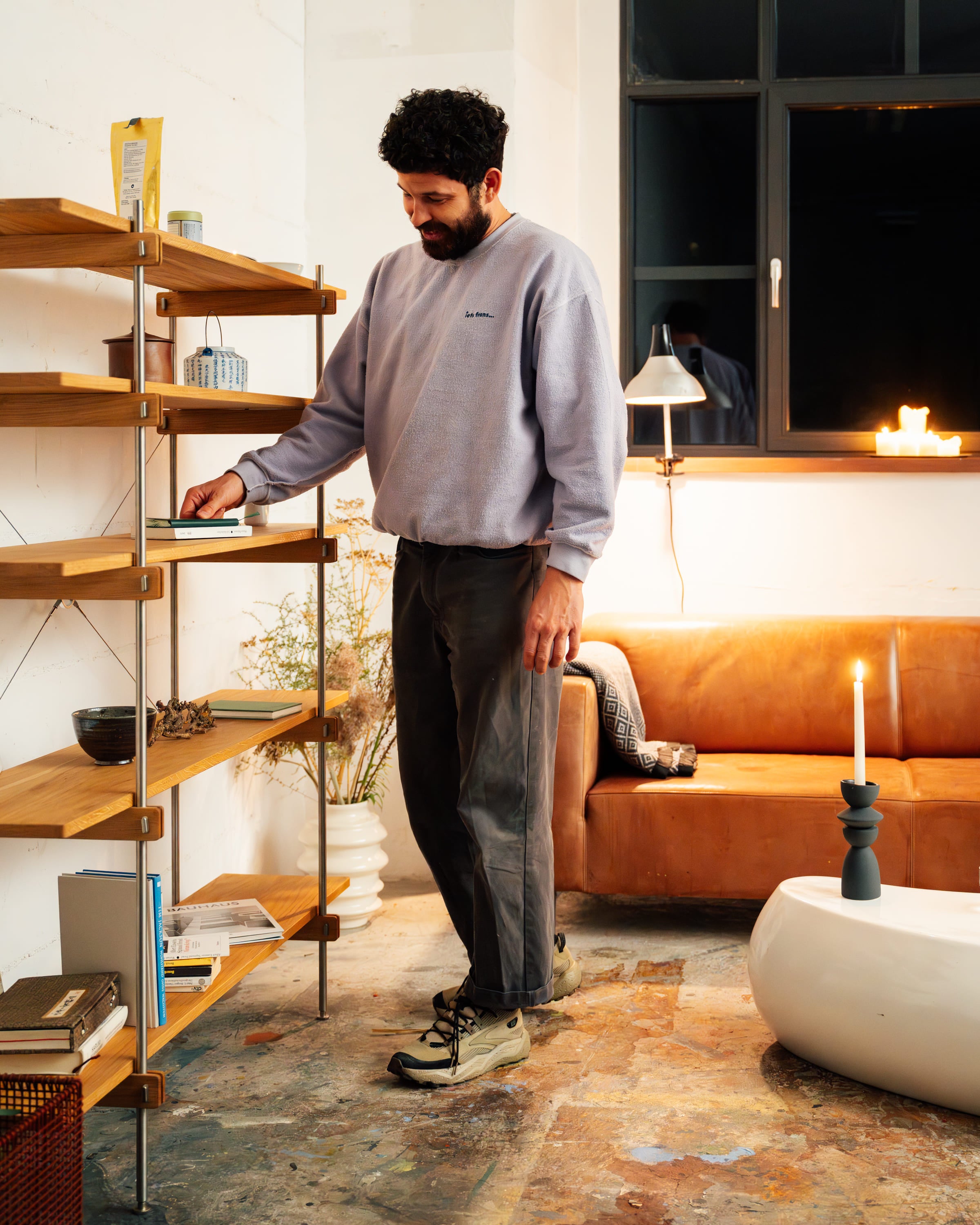 Offenes Regal mit holzfarbenen Böden und schwarzem Stahlrahmen, modernes Design, kombiniert Stauraum und Ästhetik.