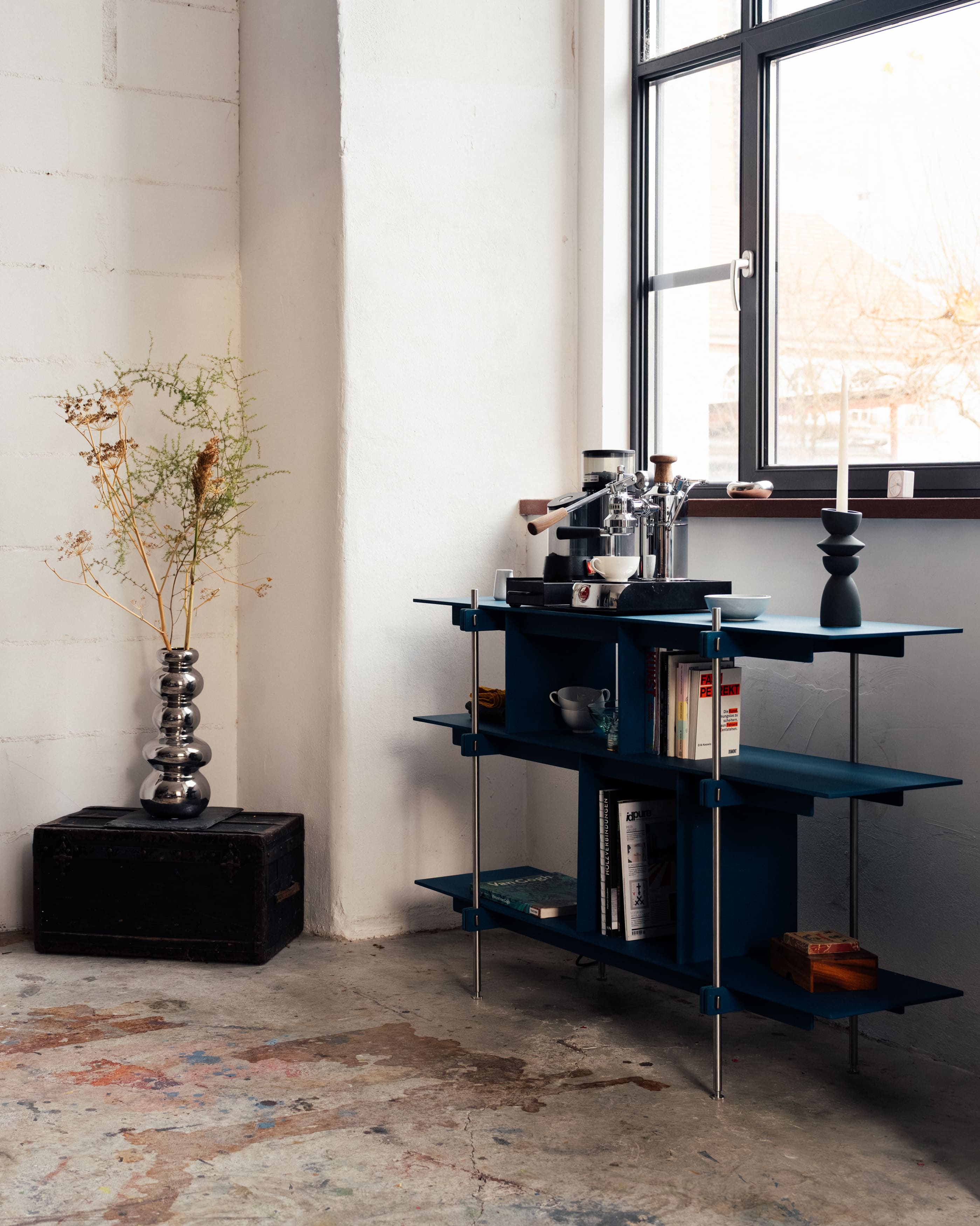 Modernes offenes Design Regal aus schwarzem Holz und Stahl, schlanke horizontale Ablagen mit Stahlstangen als Stabilität,.