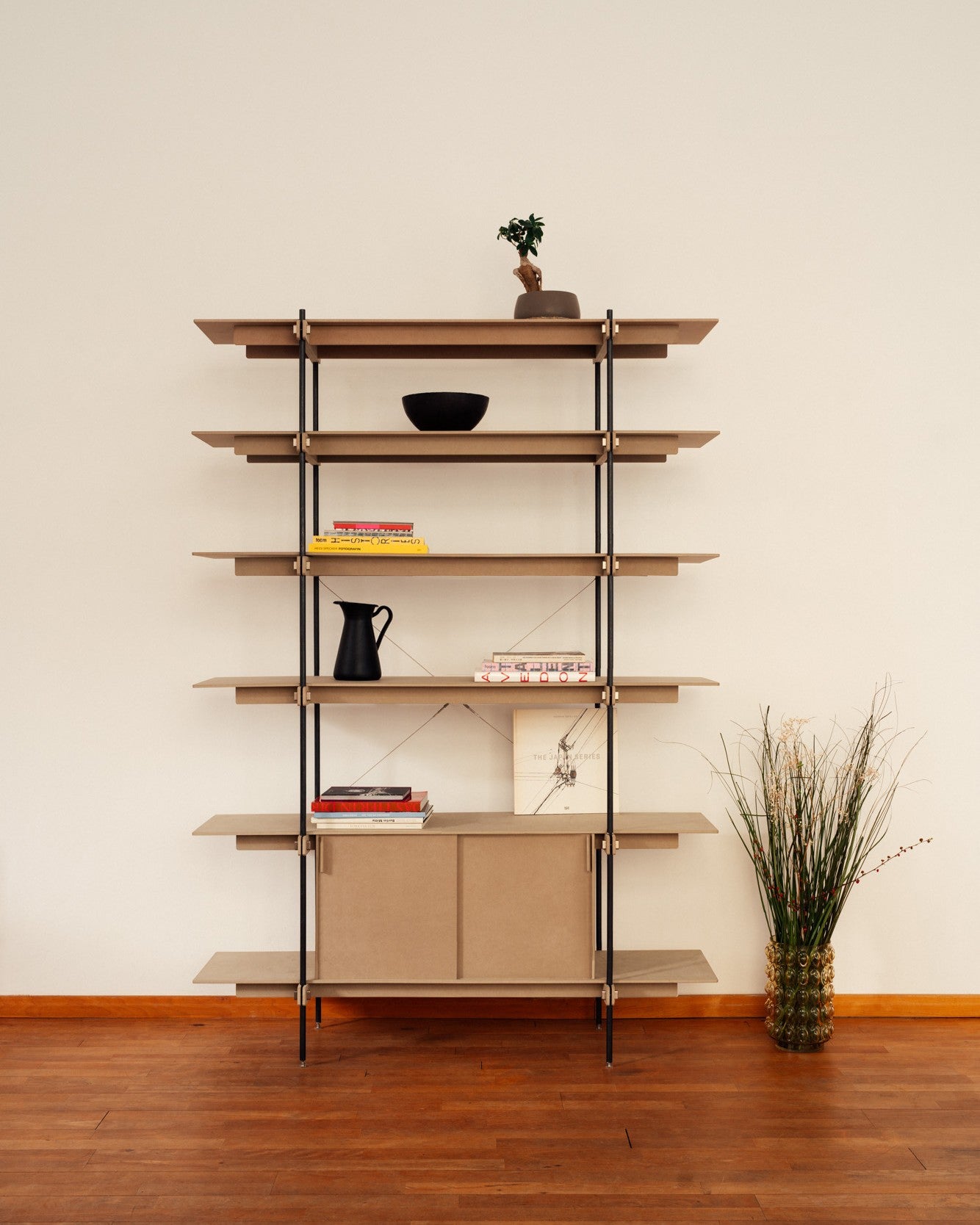 Offenes Design Regal mit Holzregalböden und Stahlgestell, Regal mit Türen in Anthrazit, modernes Regalsystem Holz und Stahl.