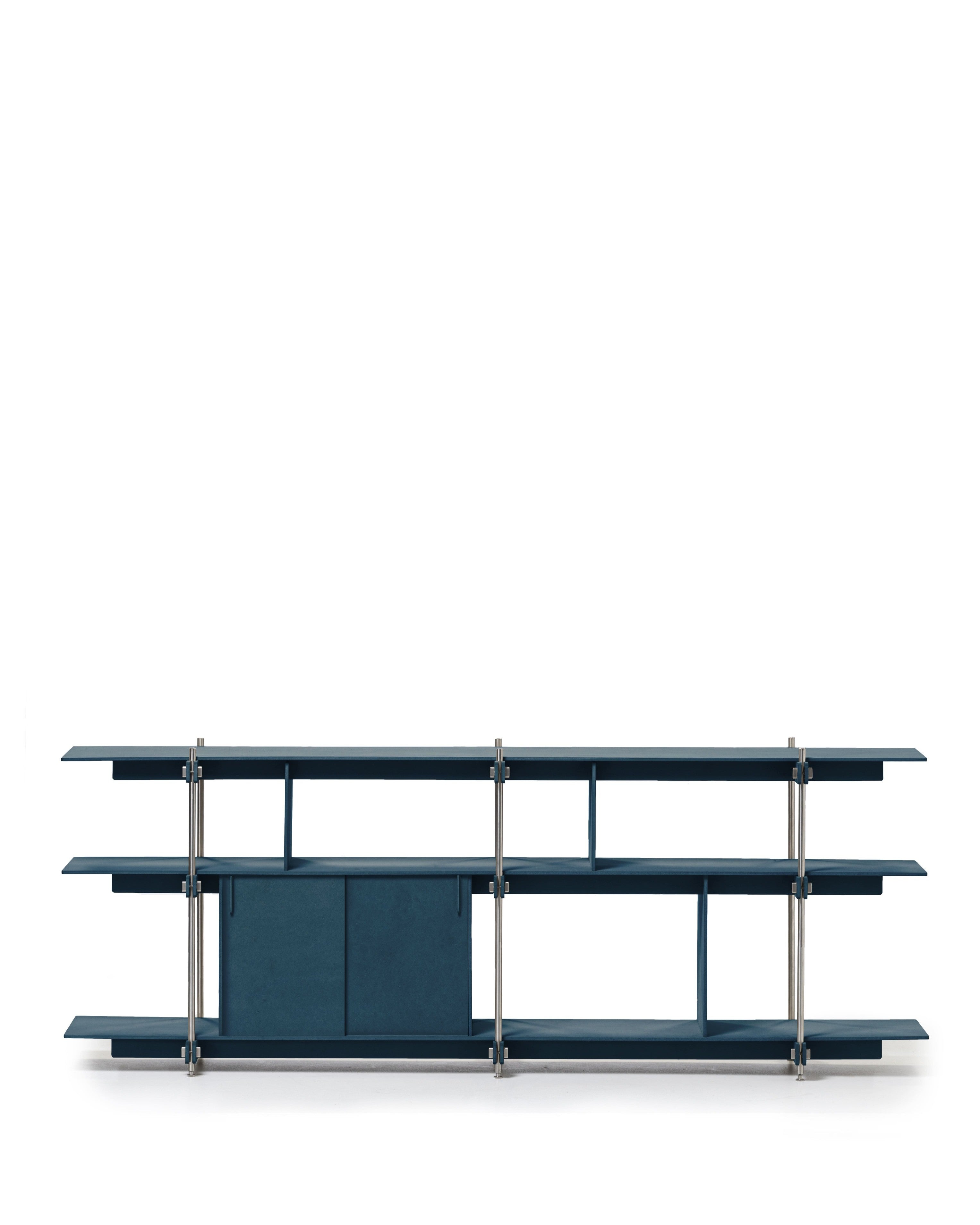 Blaues offenes Design Regal aus Stahl mit Holzablagen und geschlossenen Schranktüren.