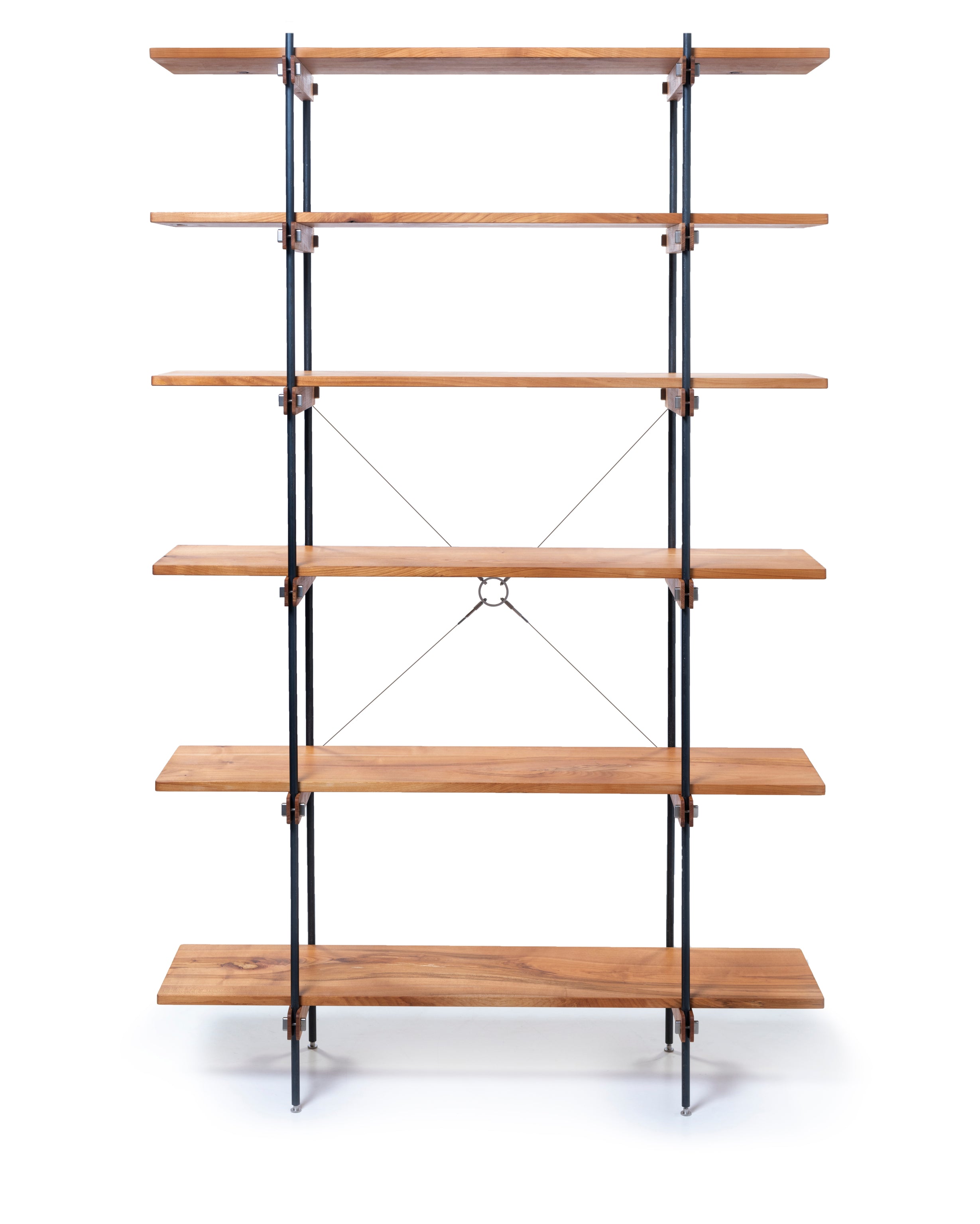 Offenes Regalsystem mit sechs Holzregalböden und schwarzem Stahlgestell, modernes Design.